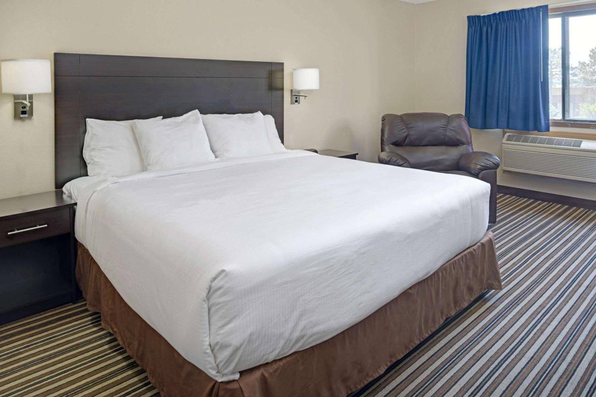Super 8 by Wyndham Omaha I-80 West photo 8