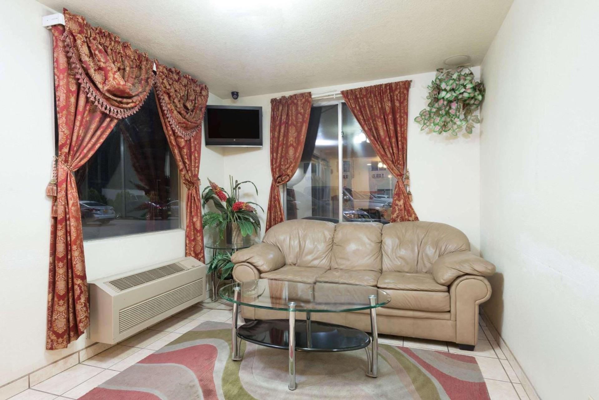 Super 8 by Wyndham Bernalillo photo 4