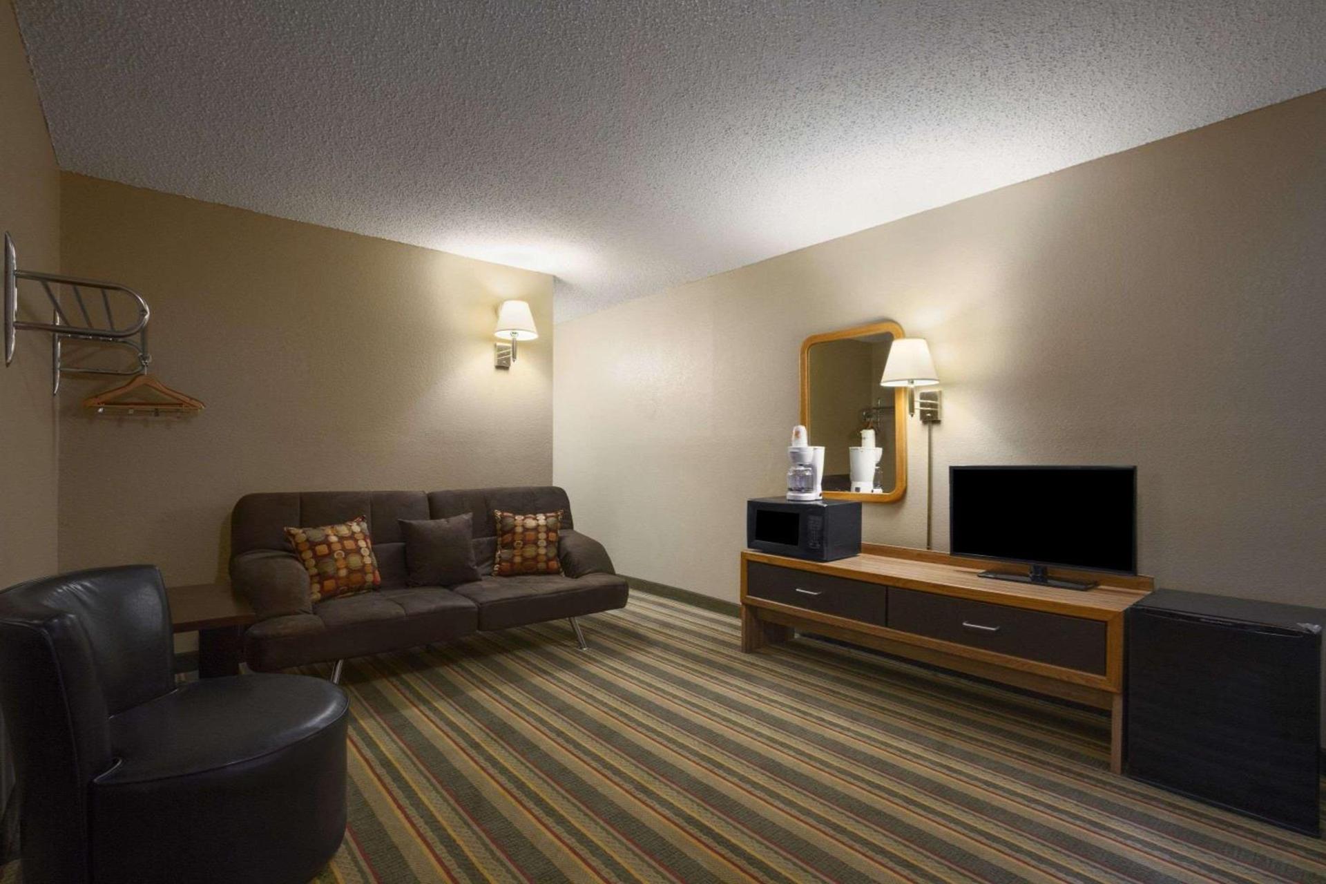 Super 8 by Wyndham Blackwell photo 10