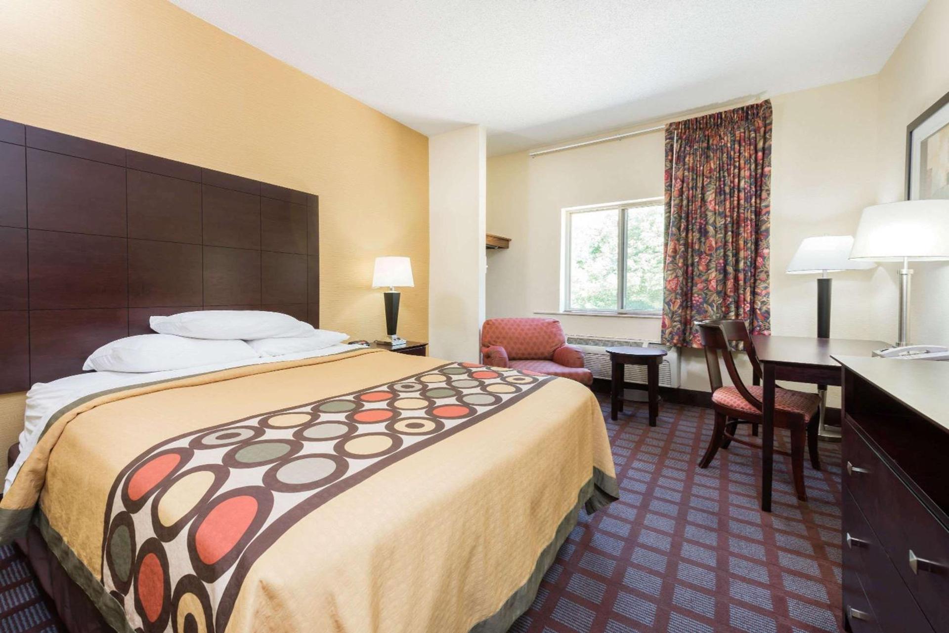 Super 8 by Wyndham Bloomington University Area photo 14