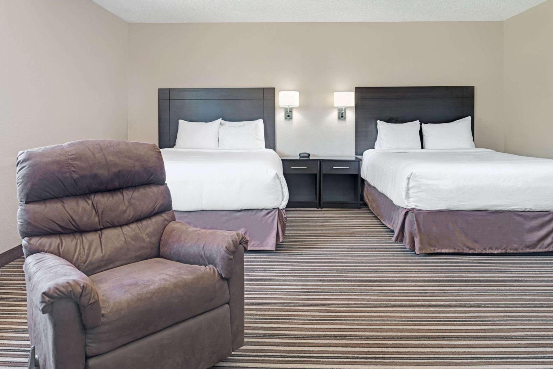 Super 8 by Wyndham Omaha I-80 West photo 10