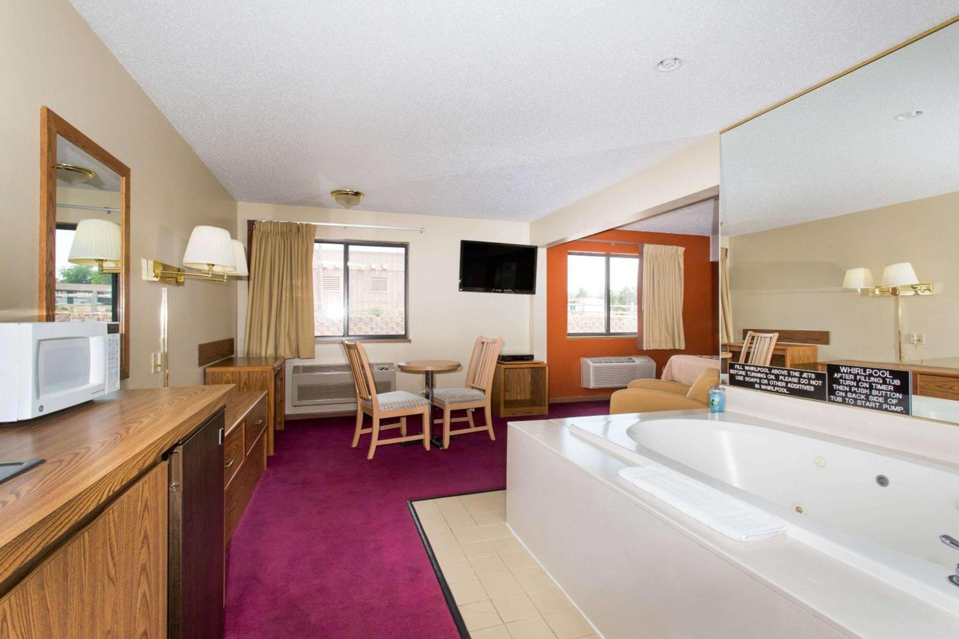 Super 8 by Wyndham Chadron NE photo 11