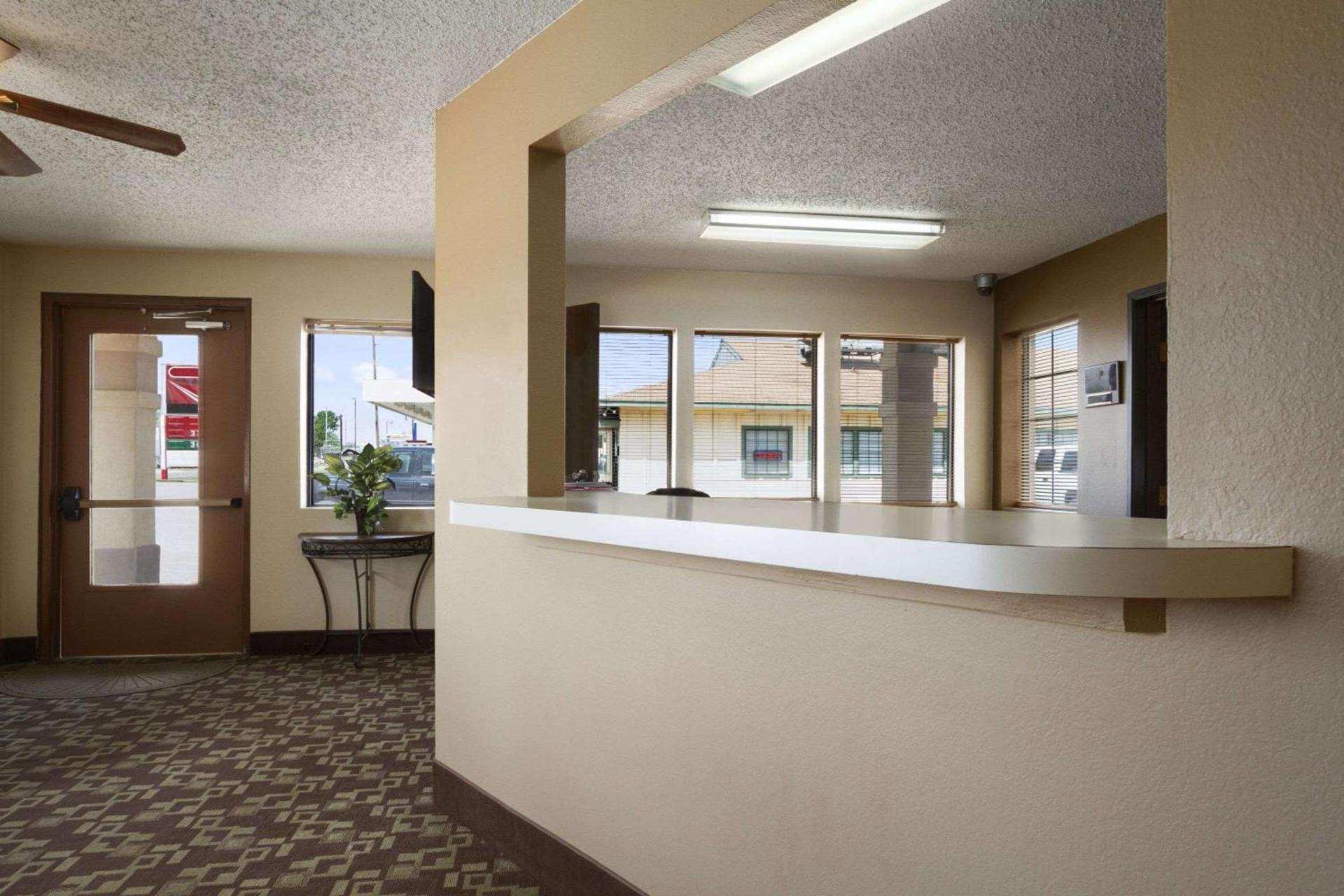 Super 8 by Wyndham Blackwell photo 3