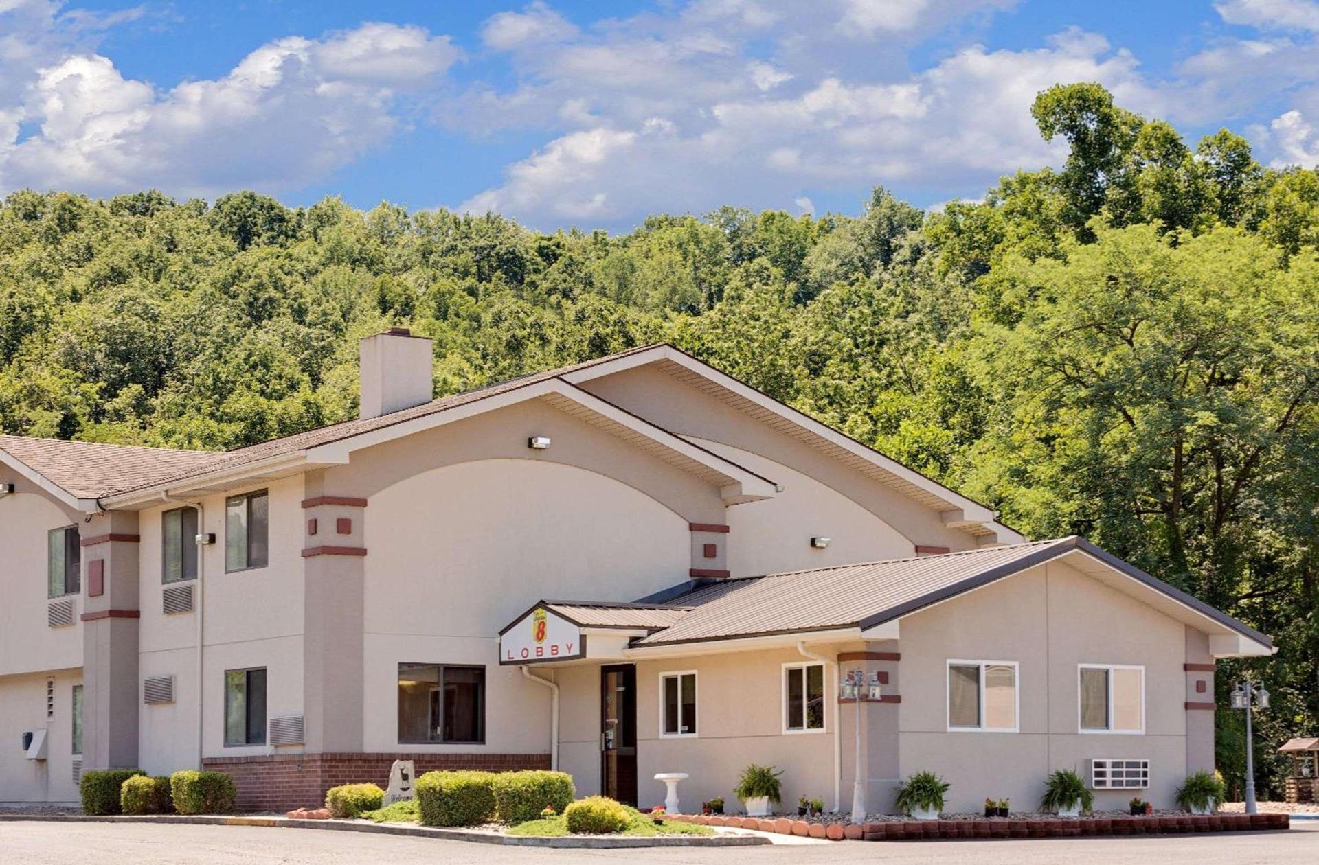 Super 8 by Wyndham Elkins photo 2