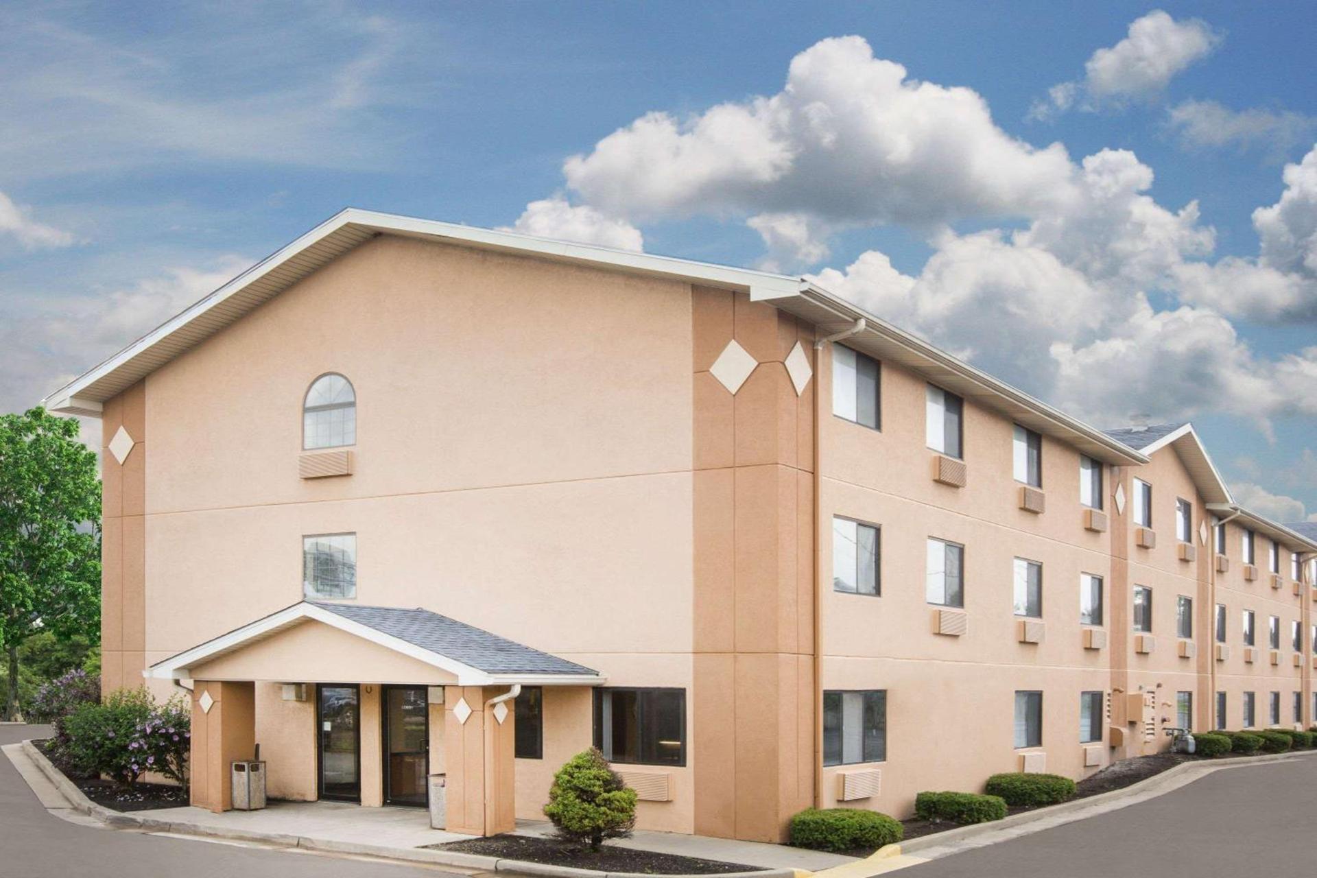 Super 8 by Wyndham Beckley photo 1