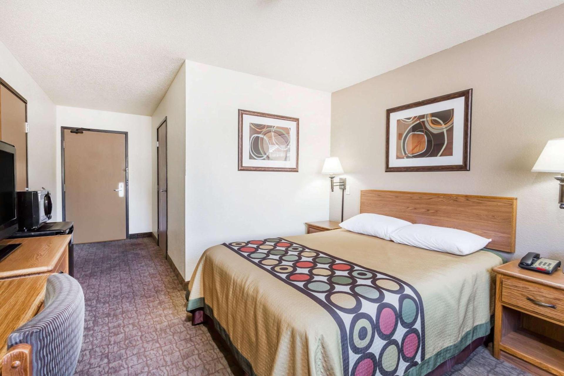 Super 8 by Wyndham Lewisburg photo 9