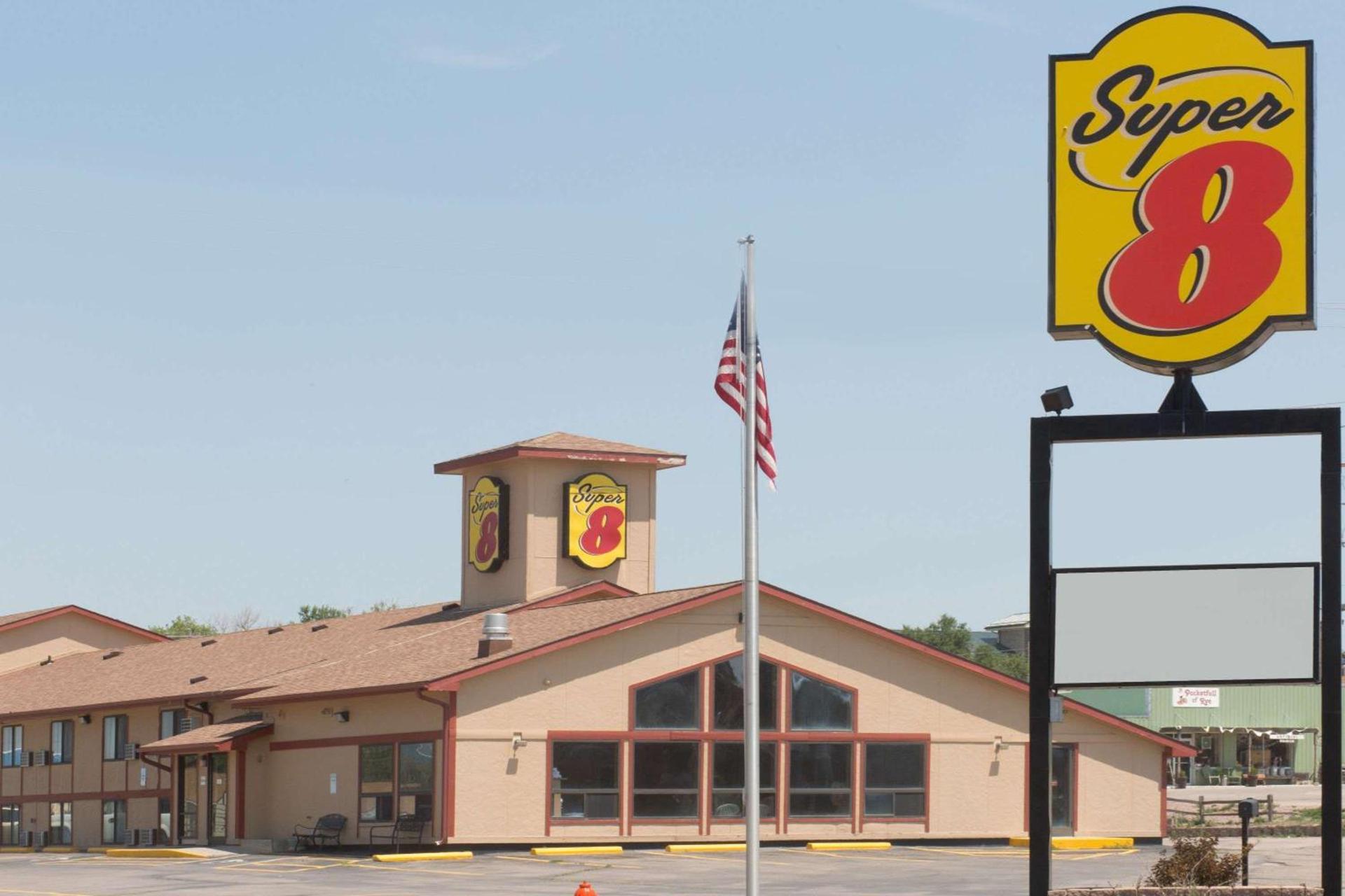 Super 8 by Wyndham Chadron NE — hotel in Chadron