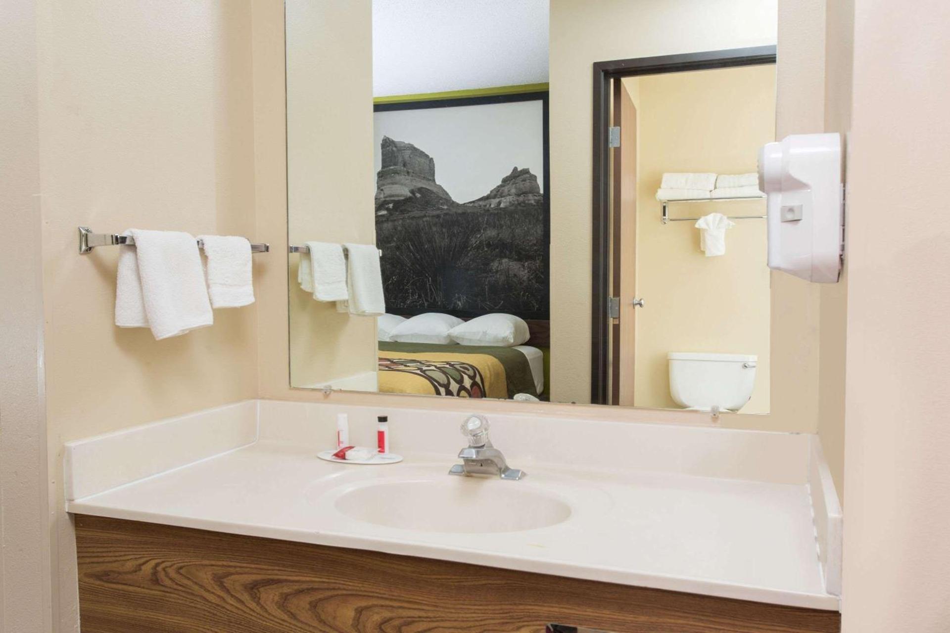 Super 8 by Wyndham Chadron NE photo 10