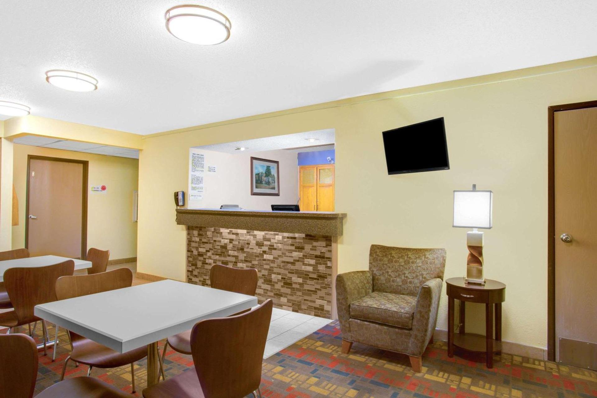 Super 8 by Wyndham Lewisburg photo 3