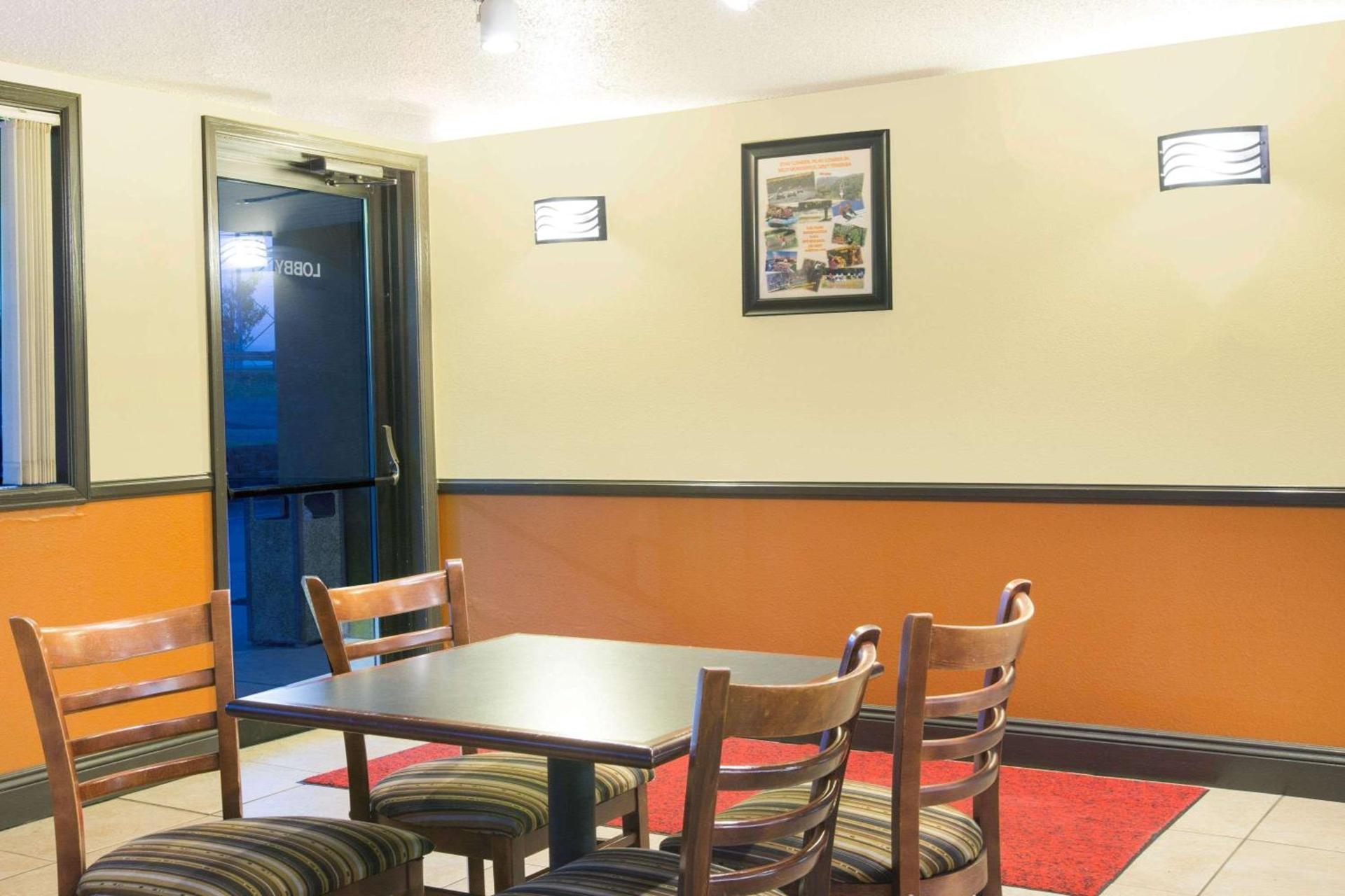 Super 8 by Wyndham Beckley photo 3