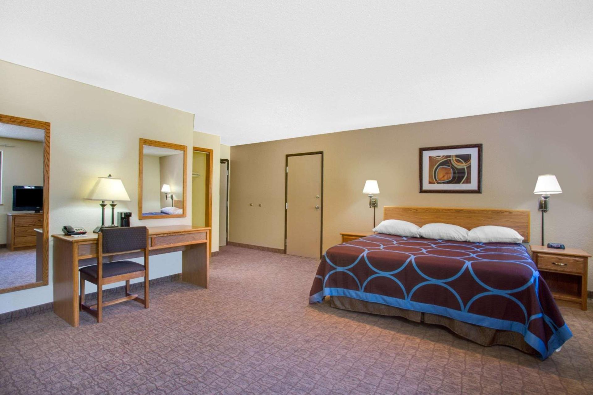 Super 8 by Wyndham Lewisburg photo 13