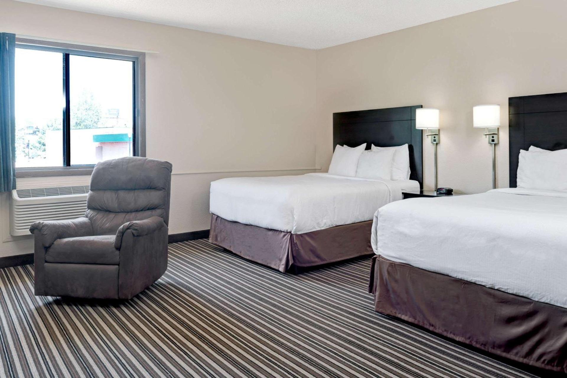 Super 8 by Wyndham Omaha I-80 West photo 16