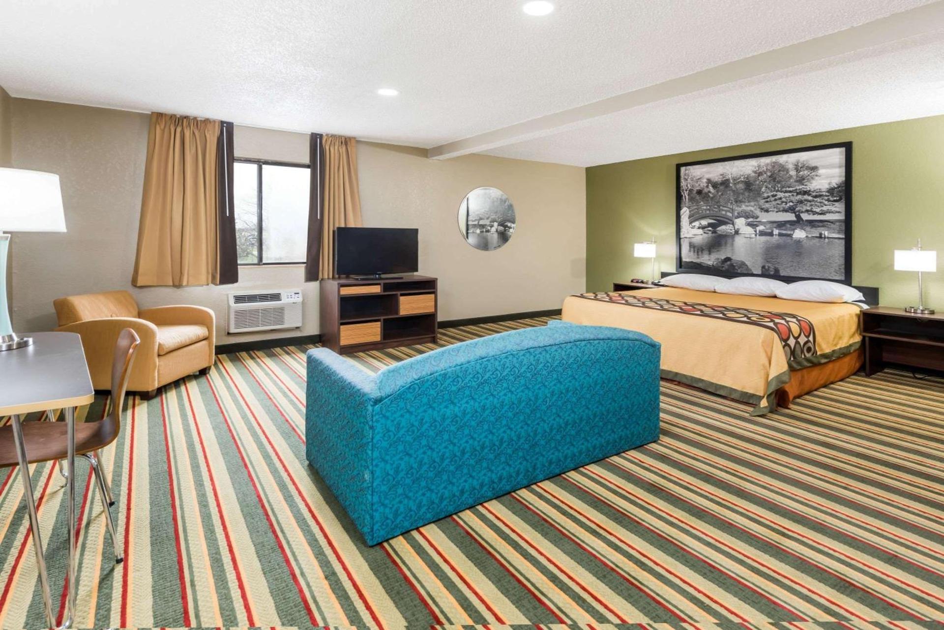 Super 8 by Wyndham Bloomington Normal photo 16