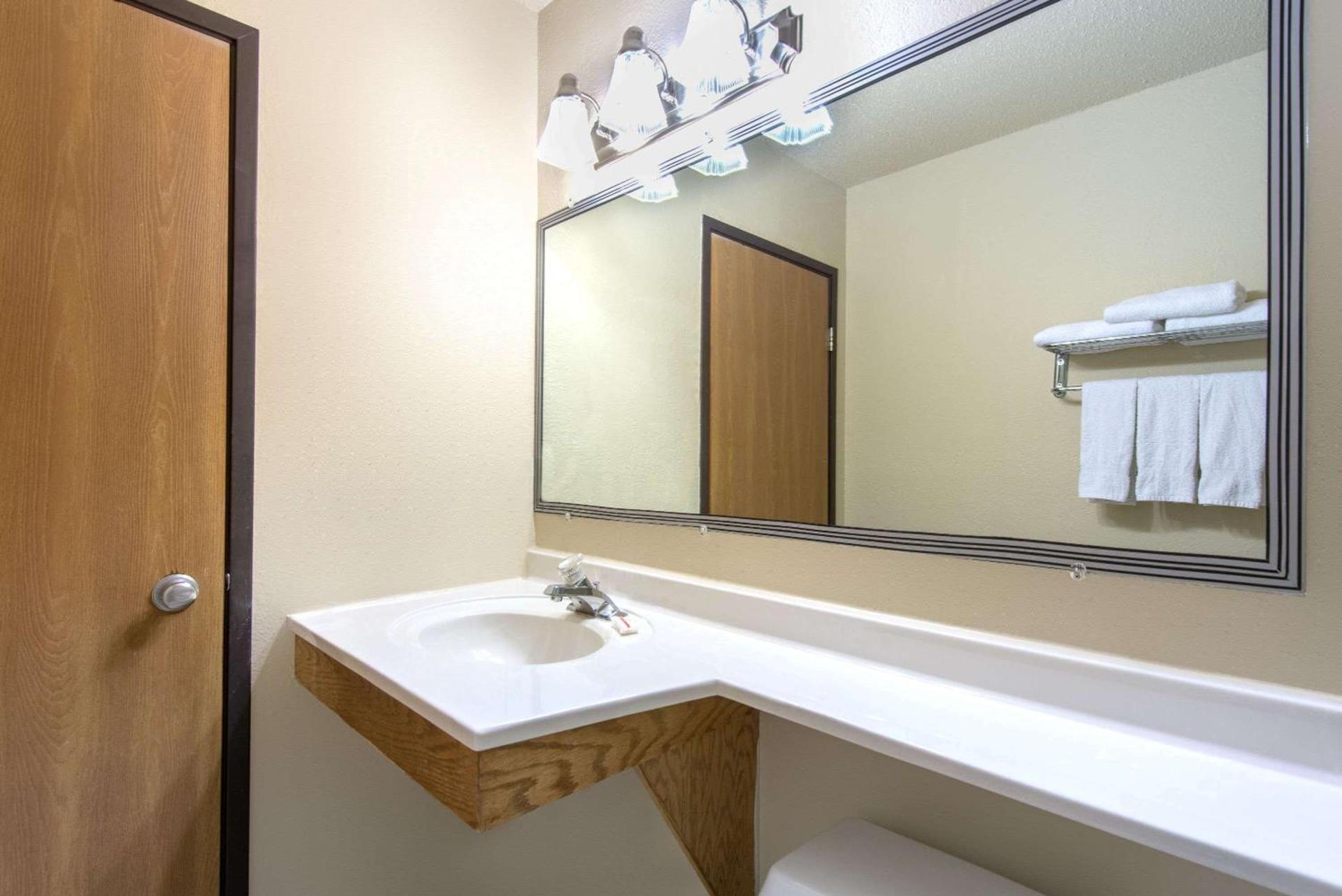 Super 8 by Wyndham Youngstown/Austintown photo 4