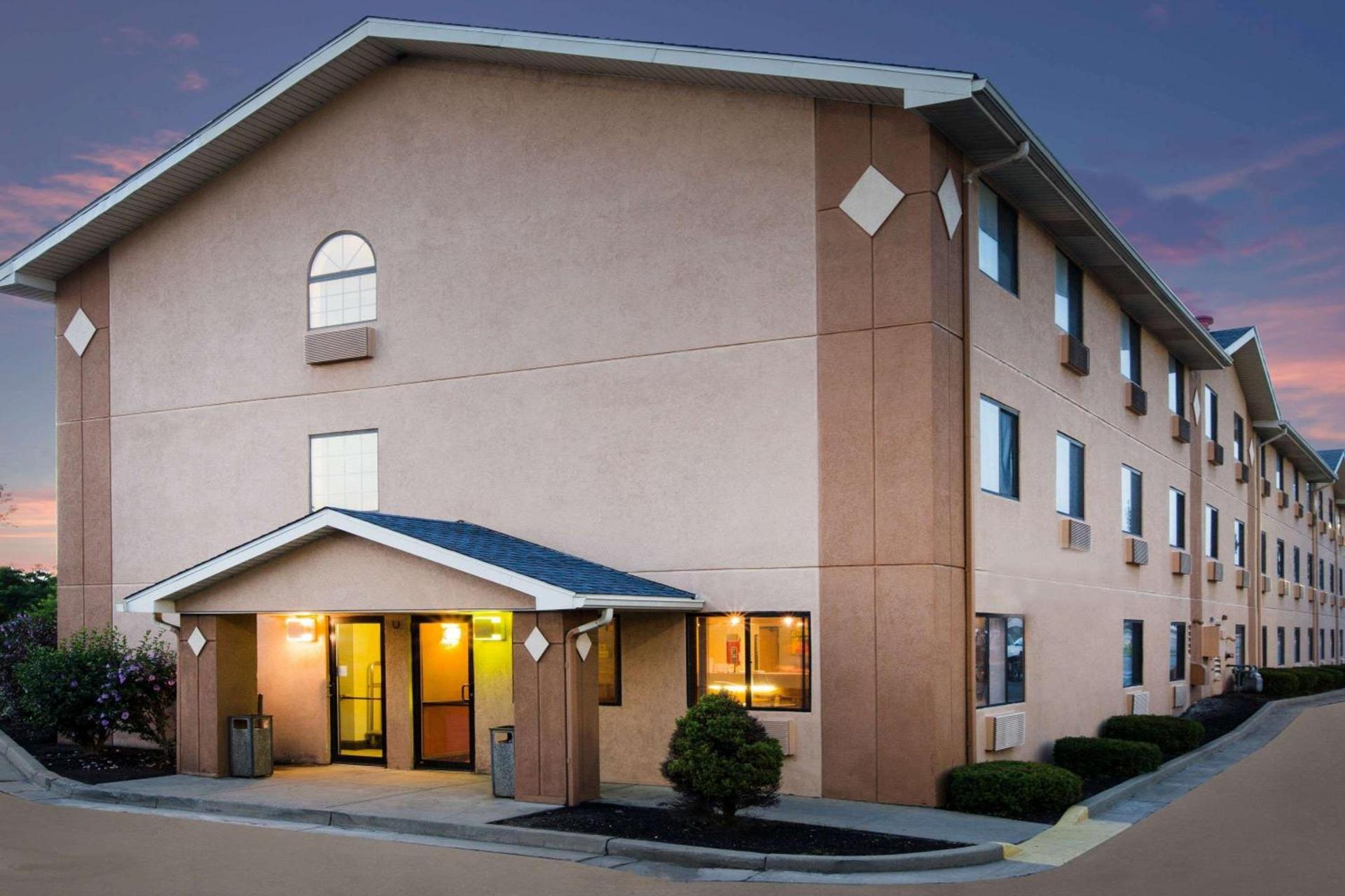 Super 8 by Wyndham Beckley photo 2