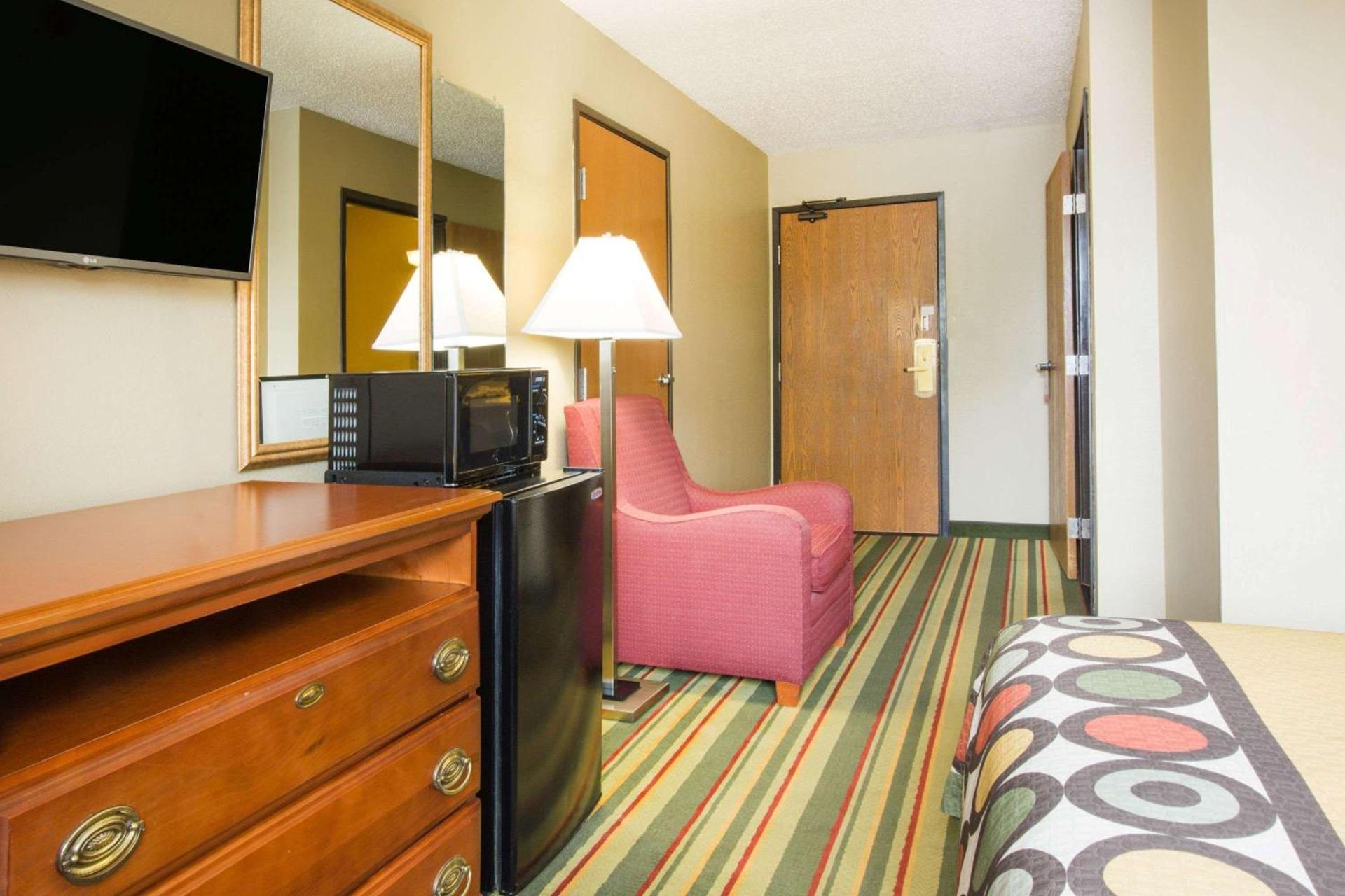 Super 8 by Wyndham Beckley photo 13