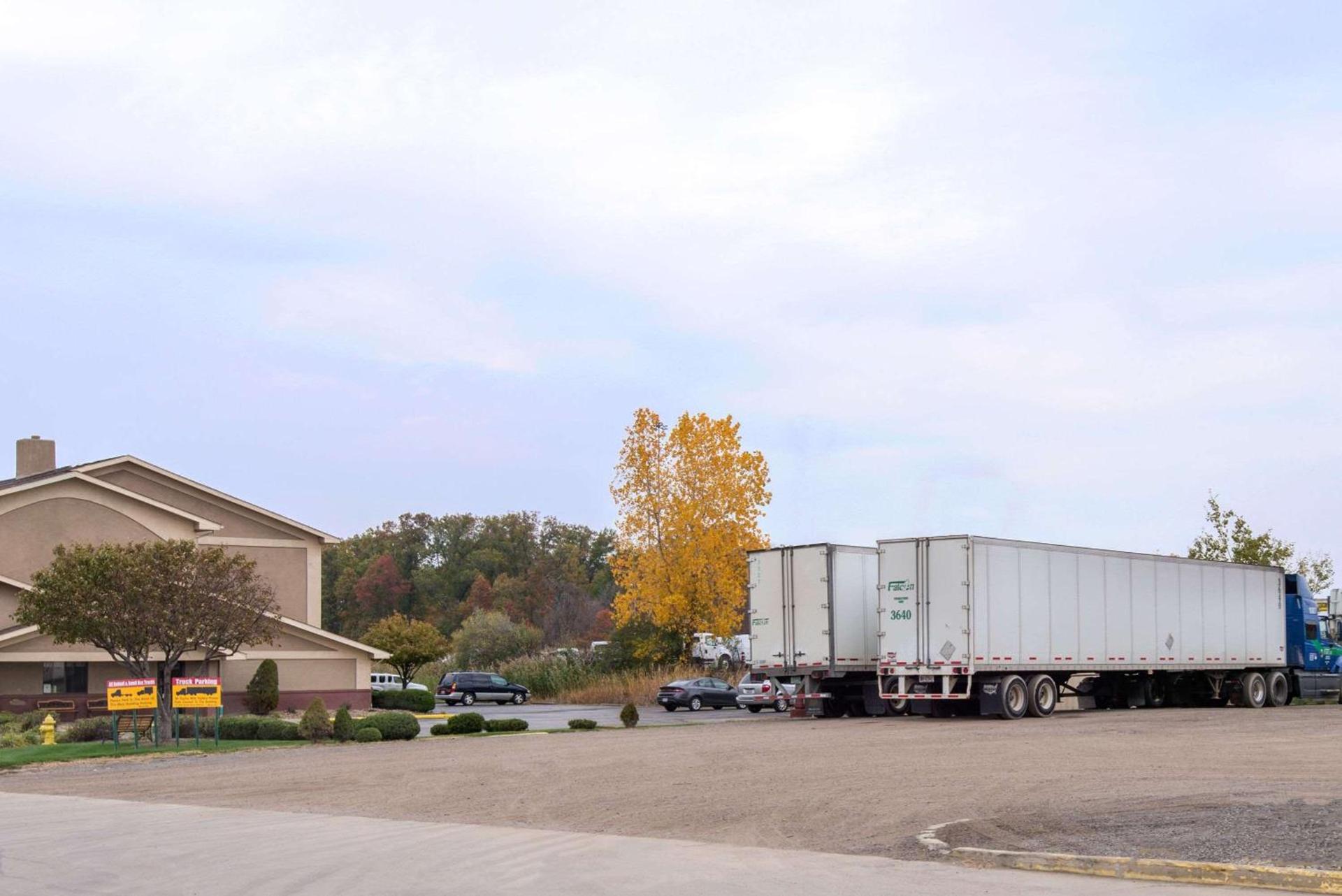 Super 8 by Wyndham Youngstown/Austintown photo 2