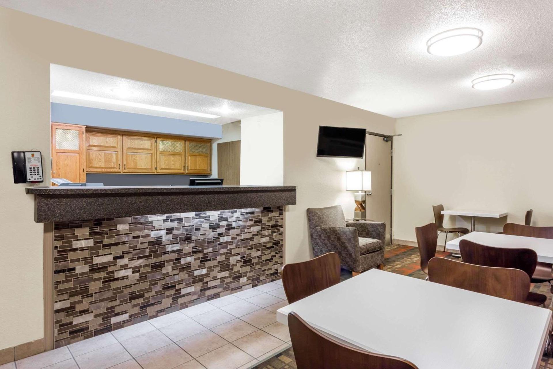 Super 8 by Wyndham Lewisburg photo 4