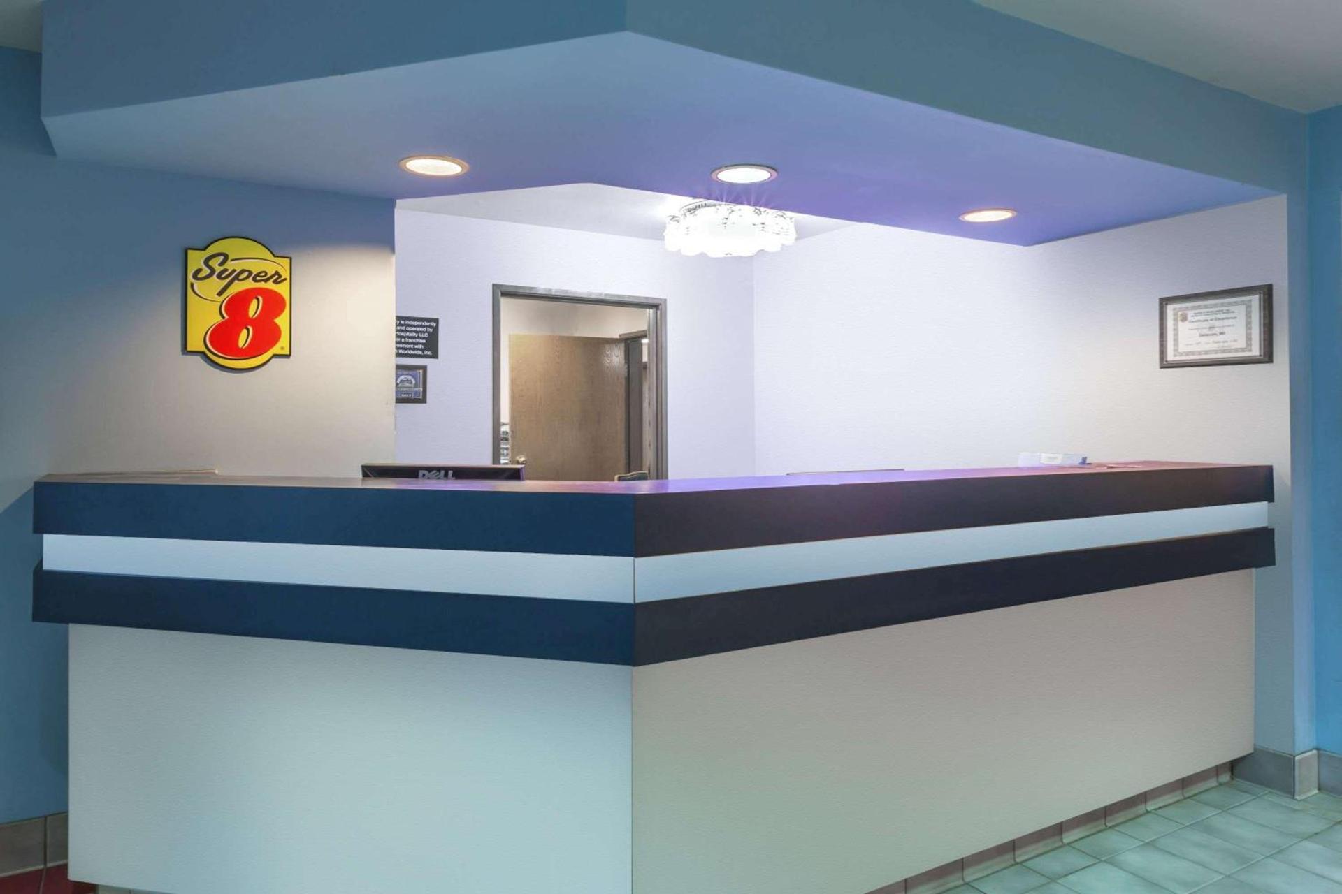 Delavan Inn and Suites photo 3
