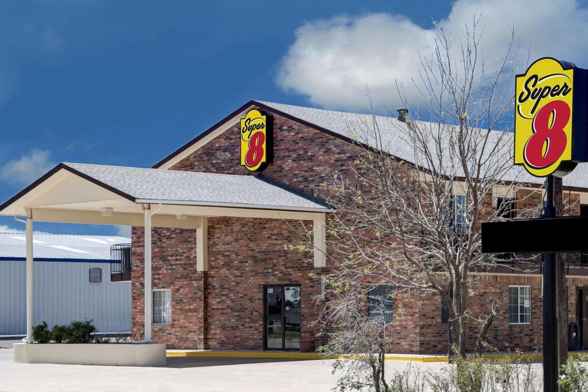 Super 8 by Wyndham Dumas TX photo 2