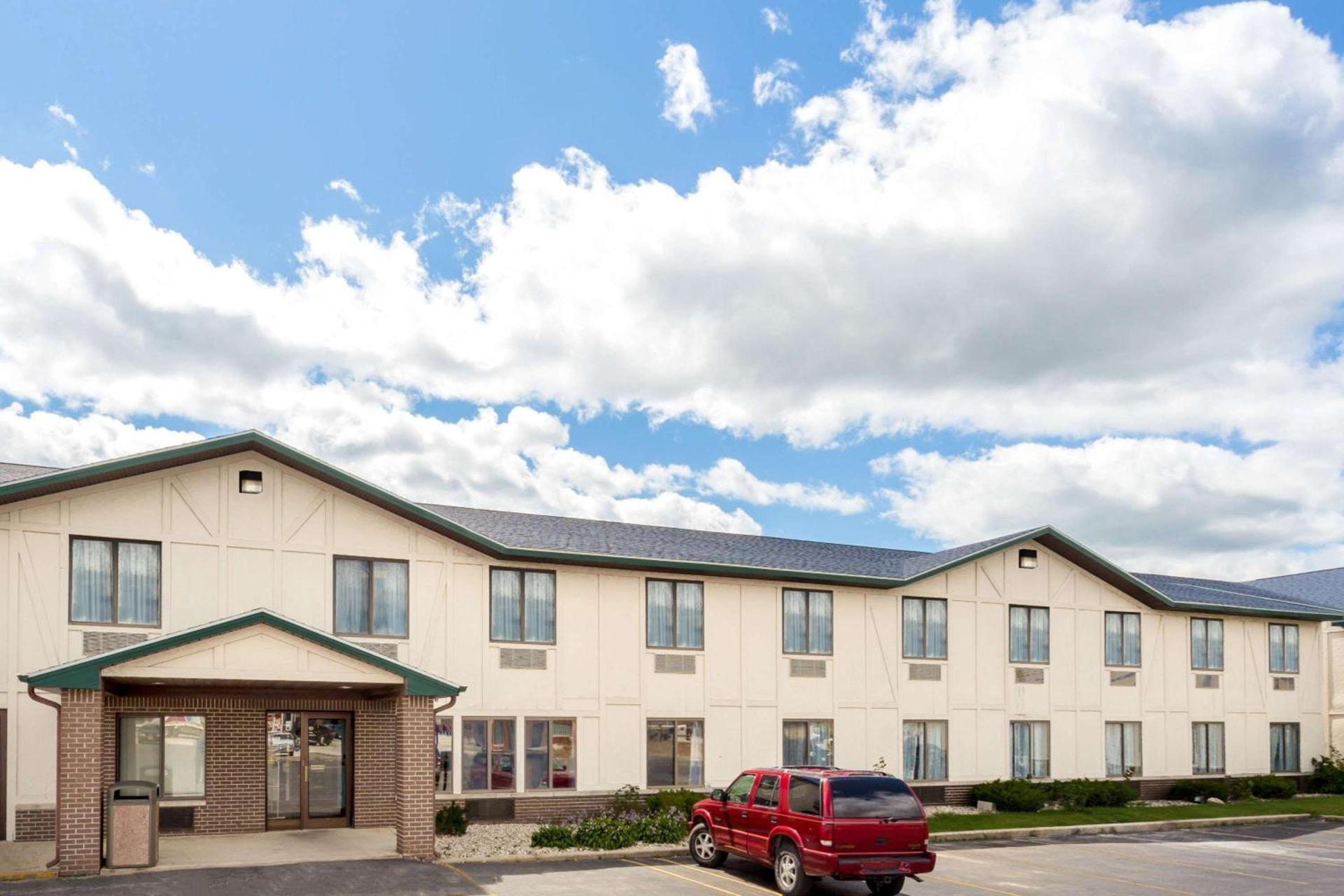 Delavan Inn and Suites photo 2