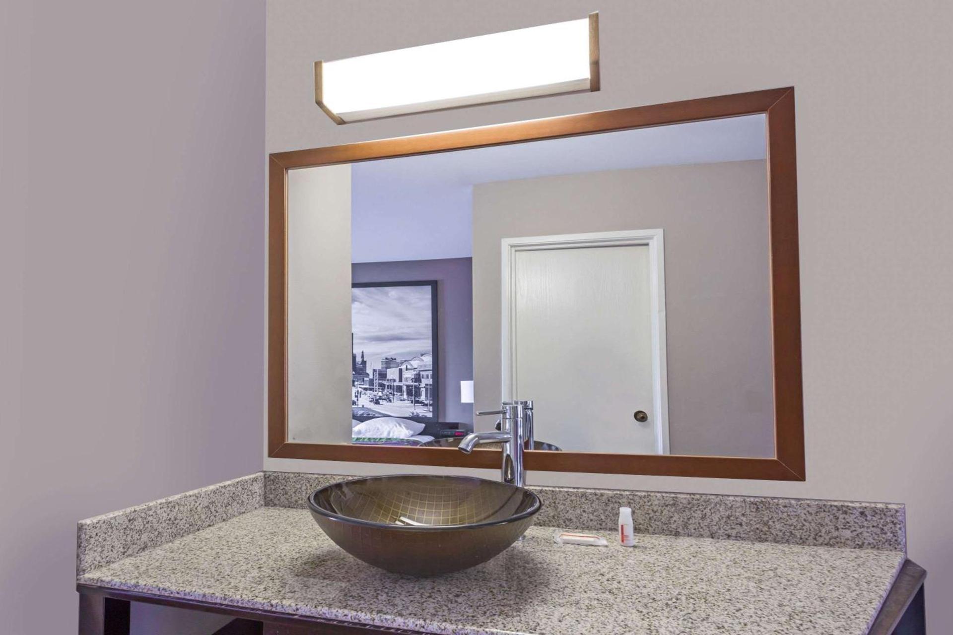 Delavan Inn and Suites photo 5