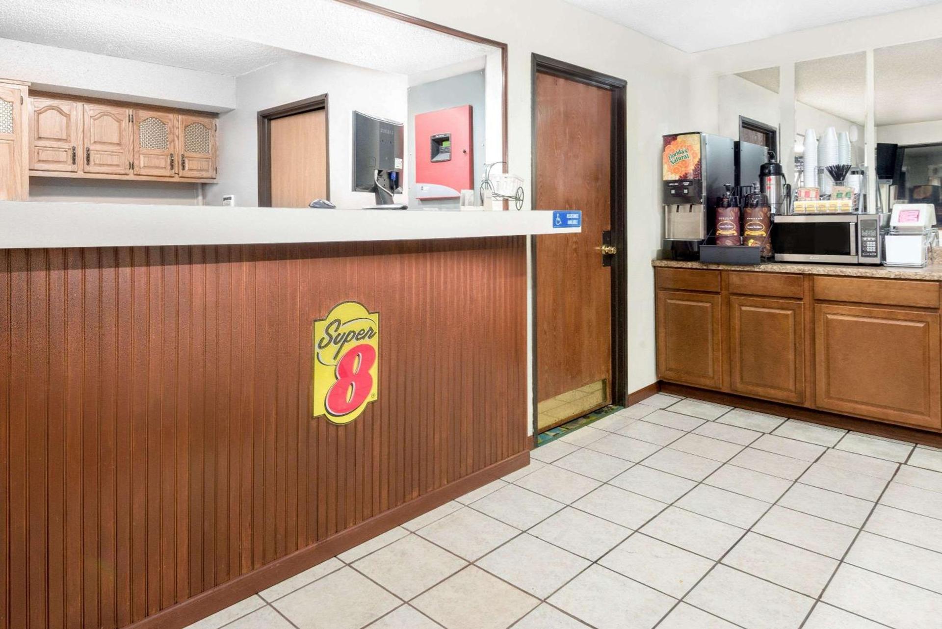 Super 8 by Wyndham Kent/Akron Area photo 2