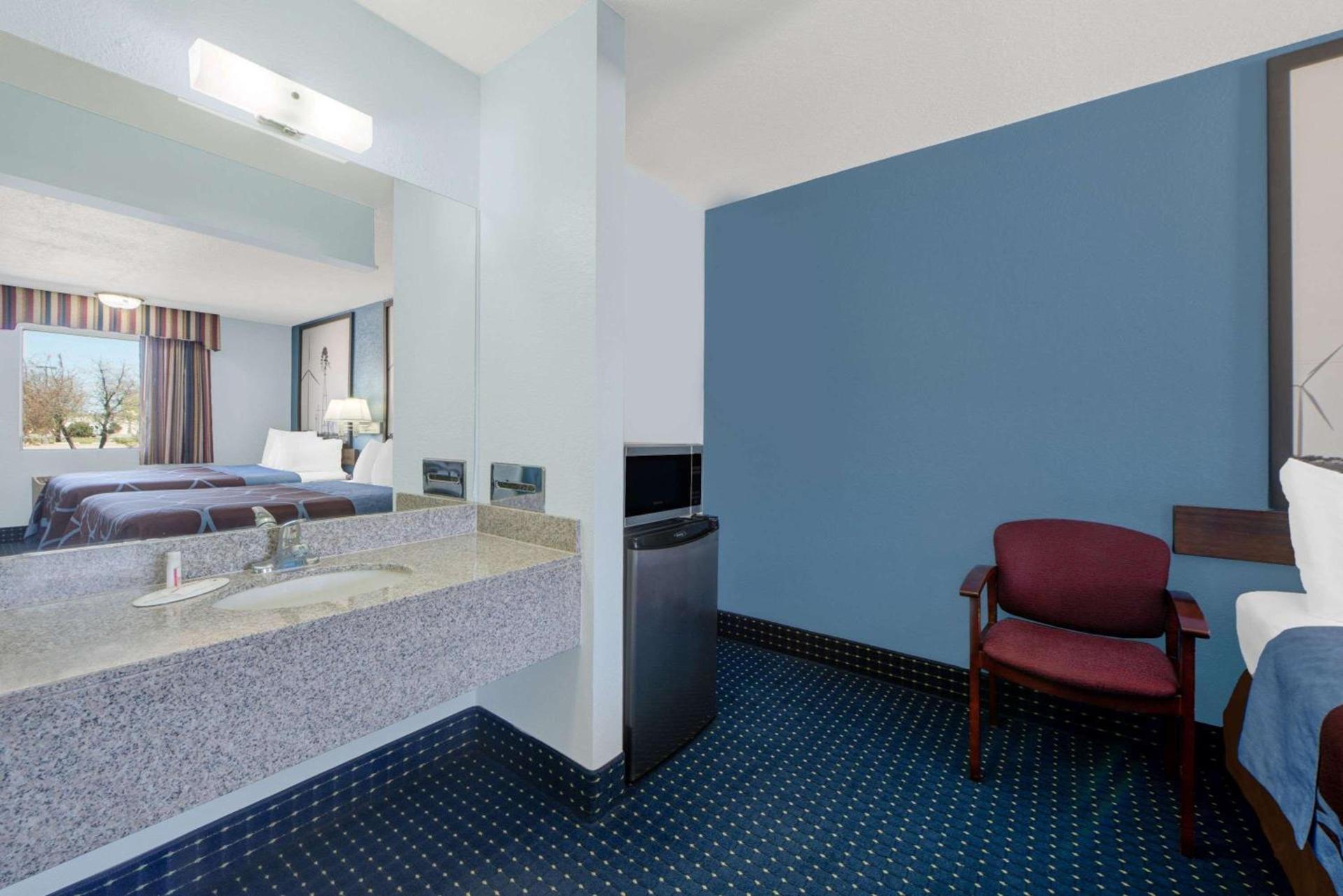 Super 8 by Wyndham Dumas TX photo 7