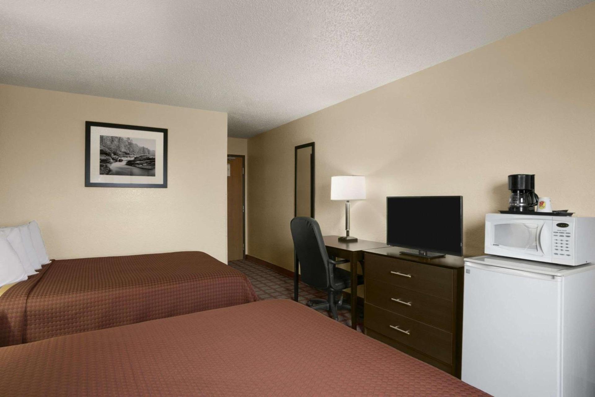 Super 8 by Wyndham Saginaw photo 35