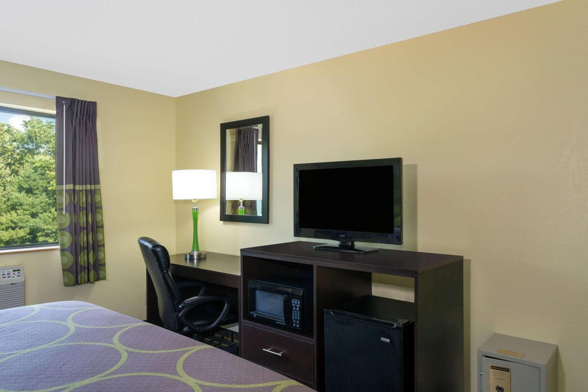 Super 8 by Wyndham Marietta photo 22