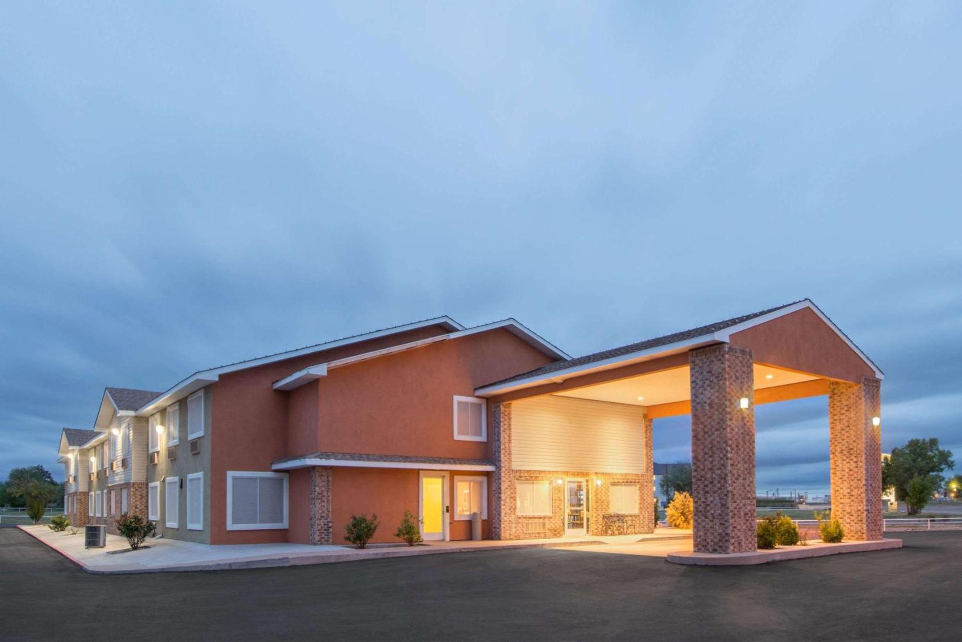 Super 8 by Wyndham Portales photo 2
