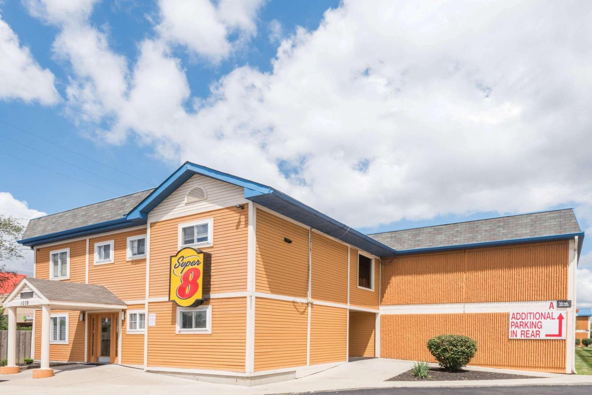 Super 8 by Wyndham Columbus photo 1