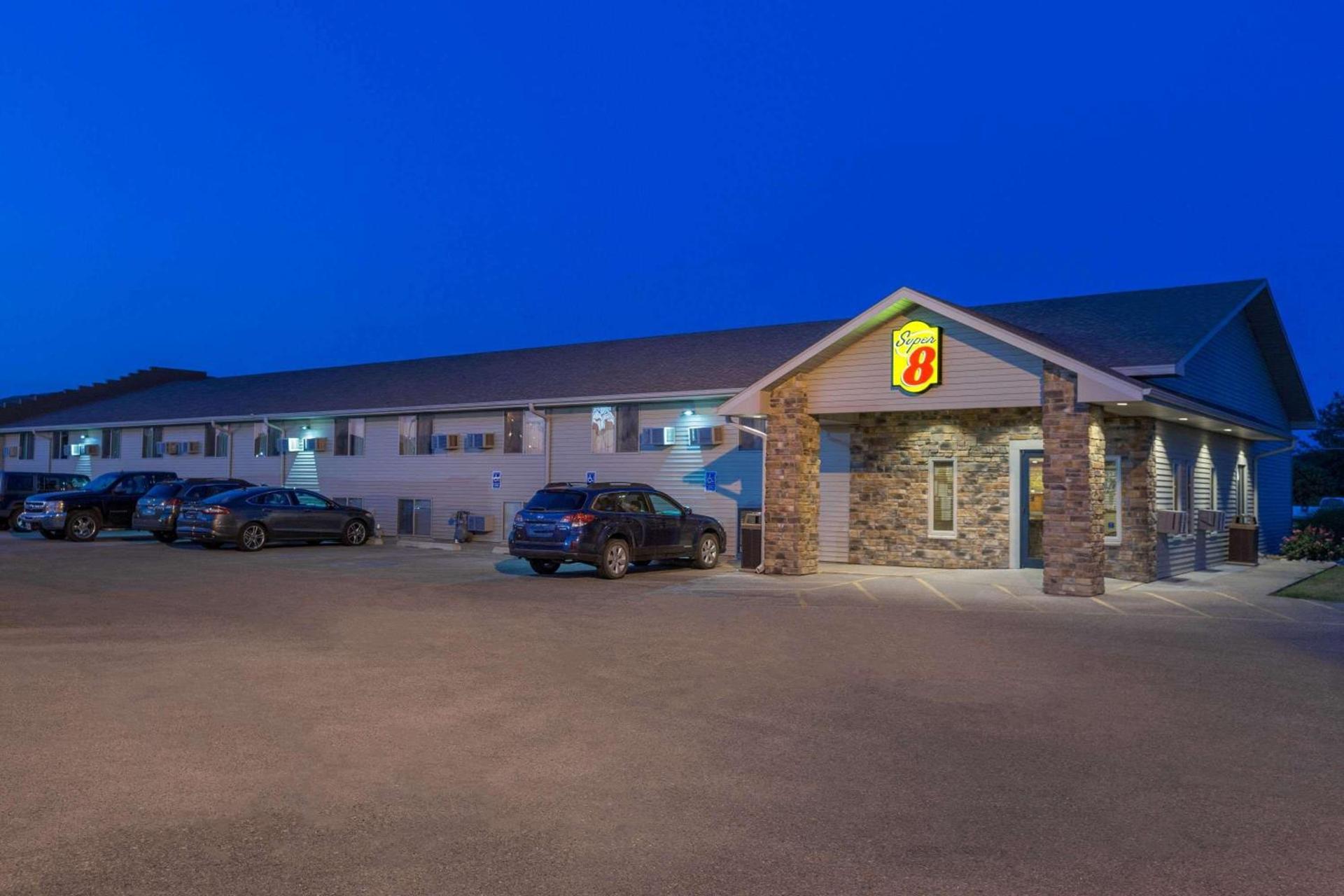 Super 8 by Wyndham Kearney photo 2