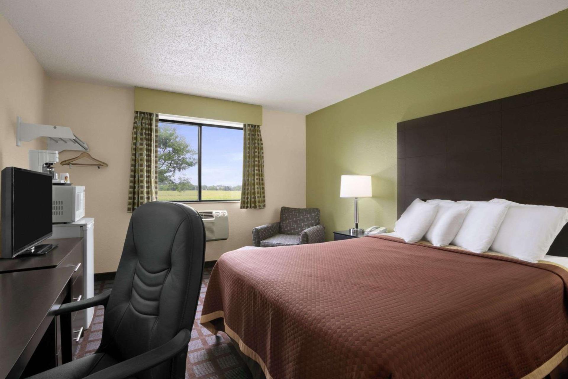 Super 8 by Wyndham Saginaw photo 36