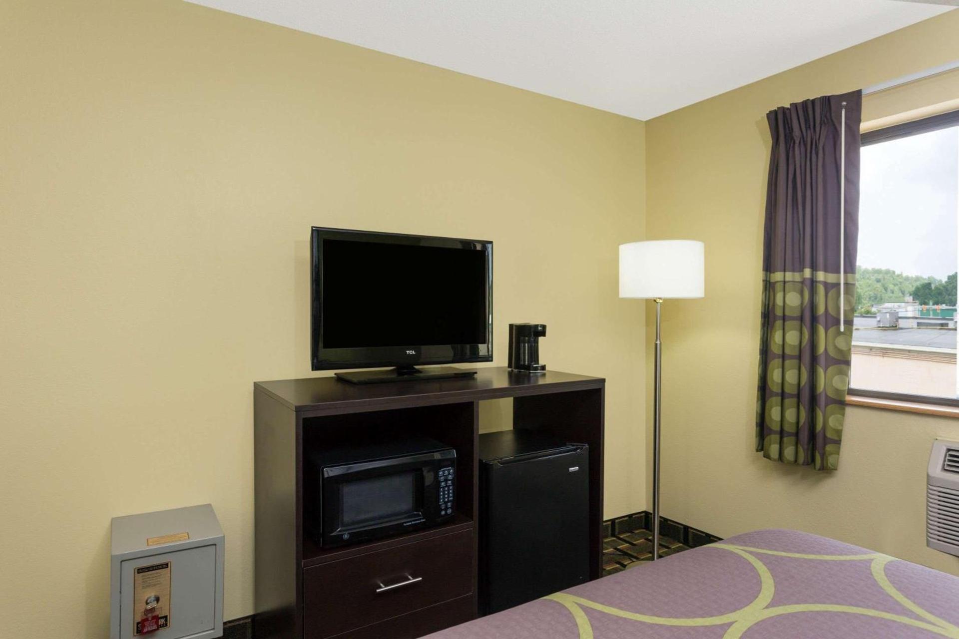 Super 8 by Wyndham Marietta photo 28