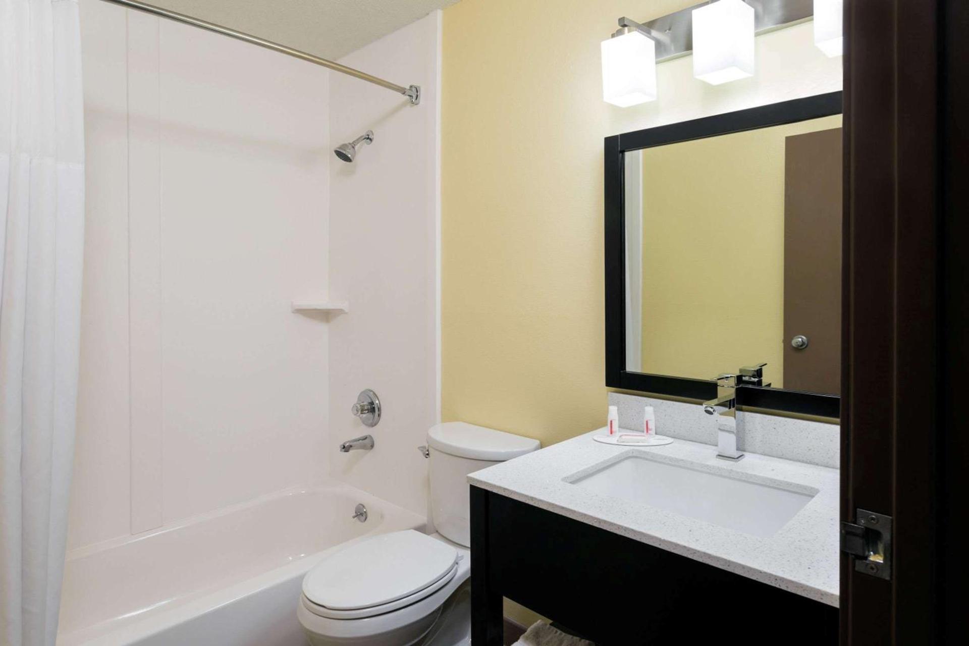 Super 8 by Wyndham Marietta photo 24