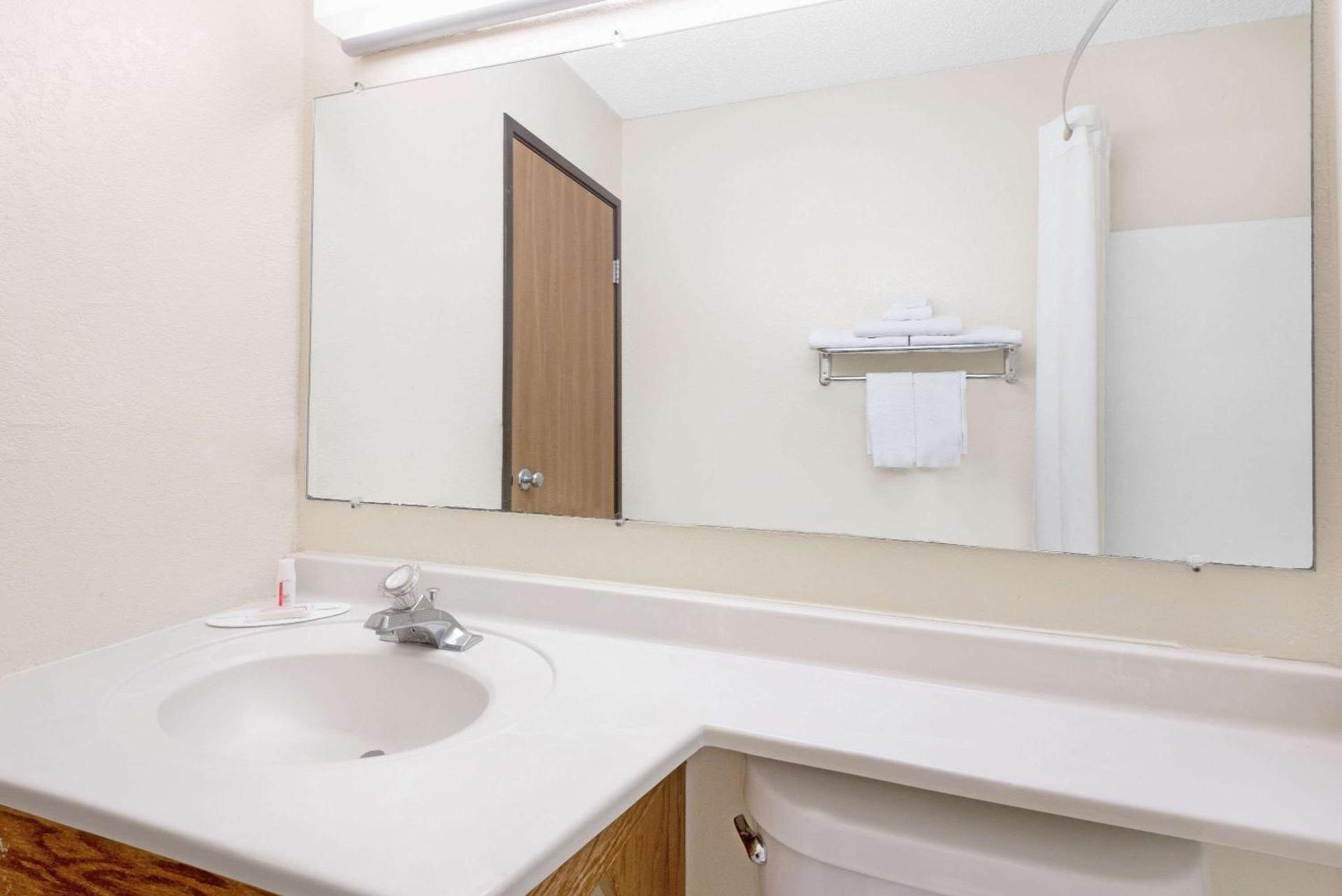 Super 8 by Wyndham Kent/Akron Area photo 8