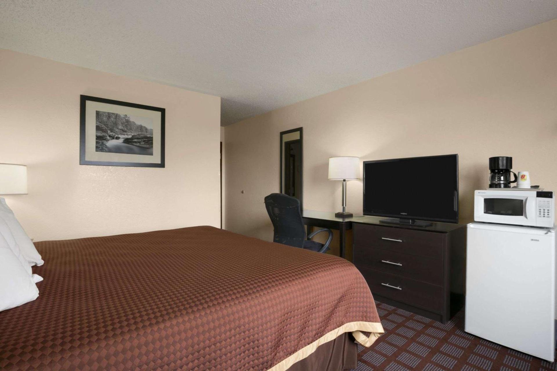 Super 8 by Wyndham Saginaw photo 37