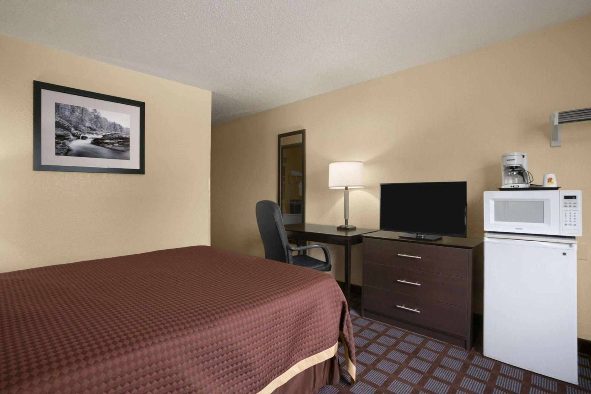 Super 8 by Wyndham Saginaw photo 38
