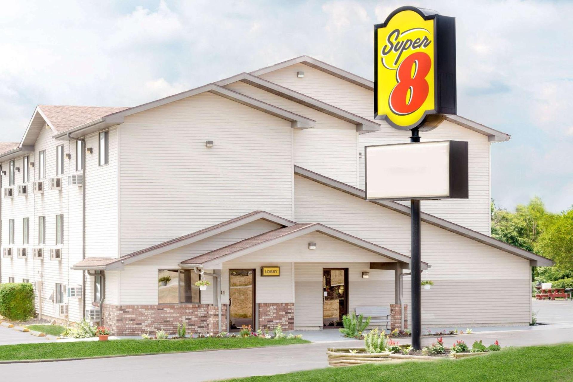 Super 8 by Wyndham Kent/Akron Area — hotel in Kent