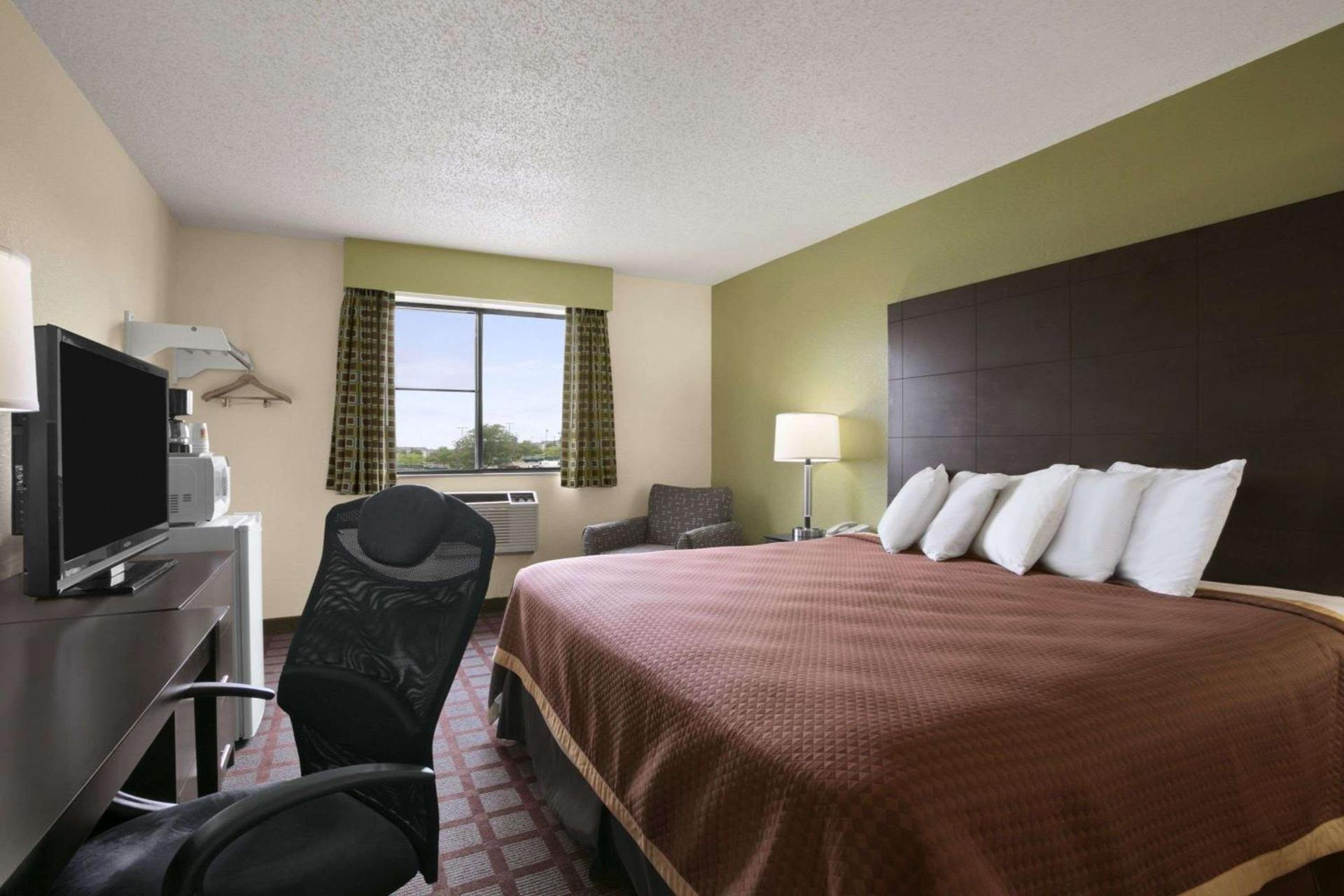 Super 8 by Wyndham Saginaw photo 41