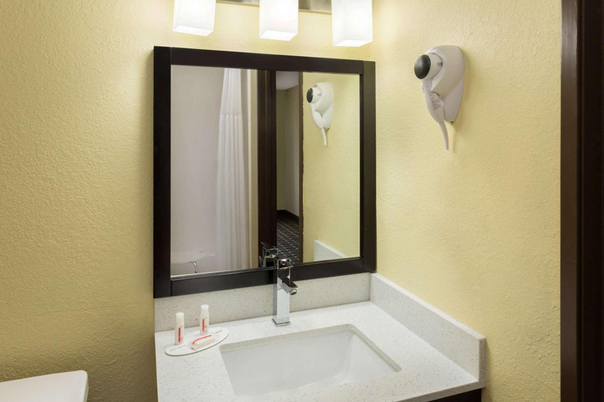 Super 8 by Wyndham Marietta photo 20