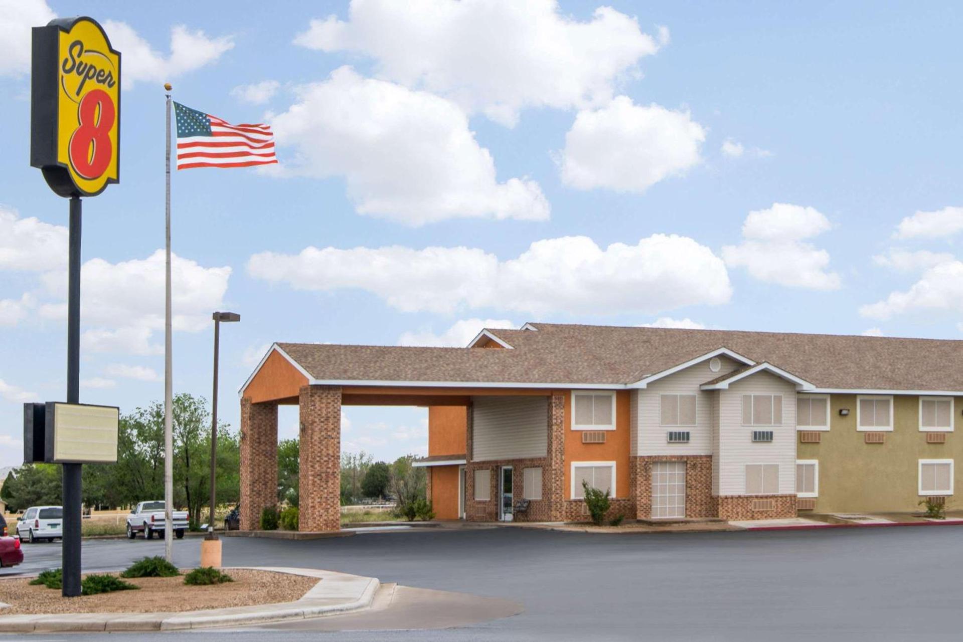 Super 8 by Wyndham Portales photo 1