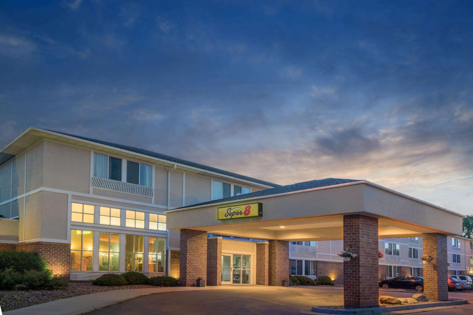 Super 8 by Wyndham Menomonie WI — hotel in Menomonie