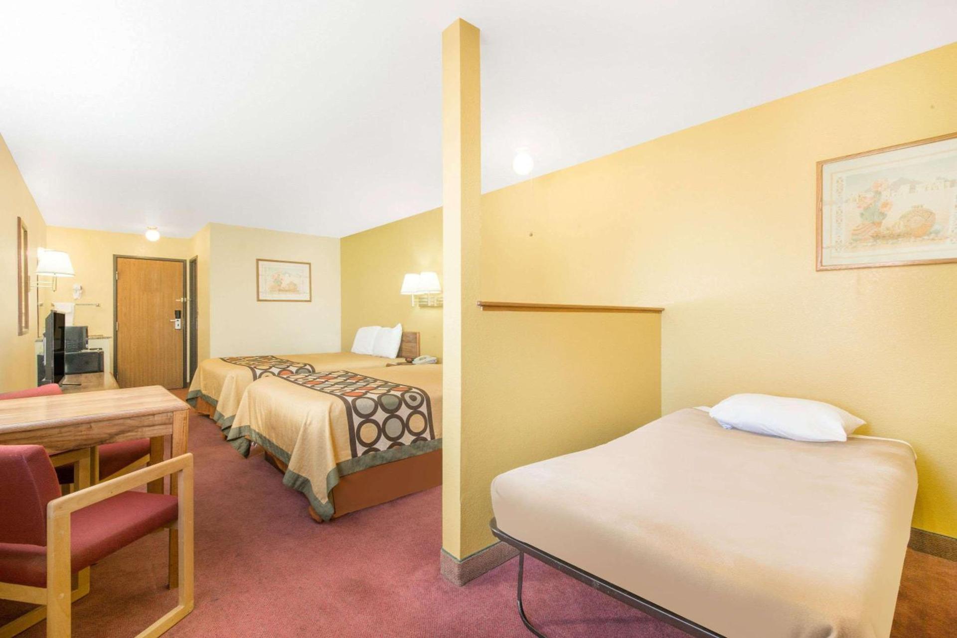 Super 8 by Wyndham Moriarty photo 8