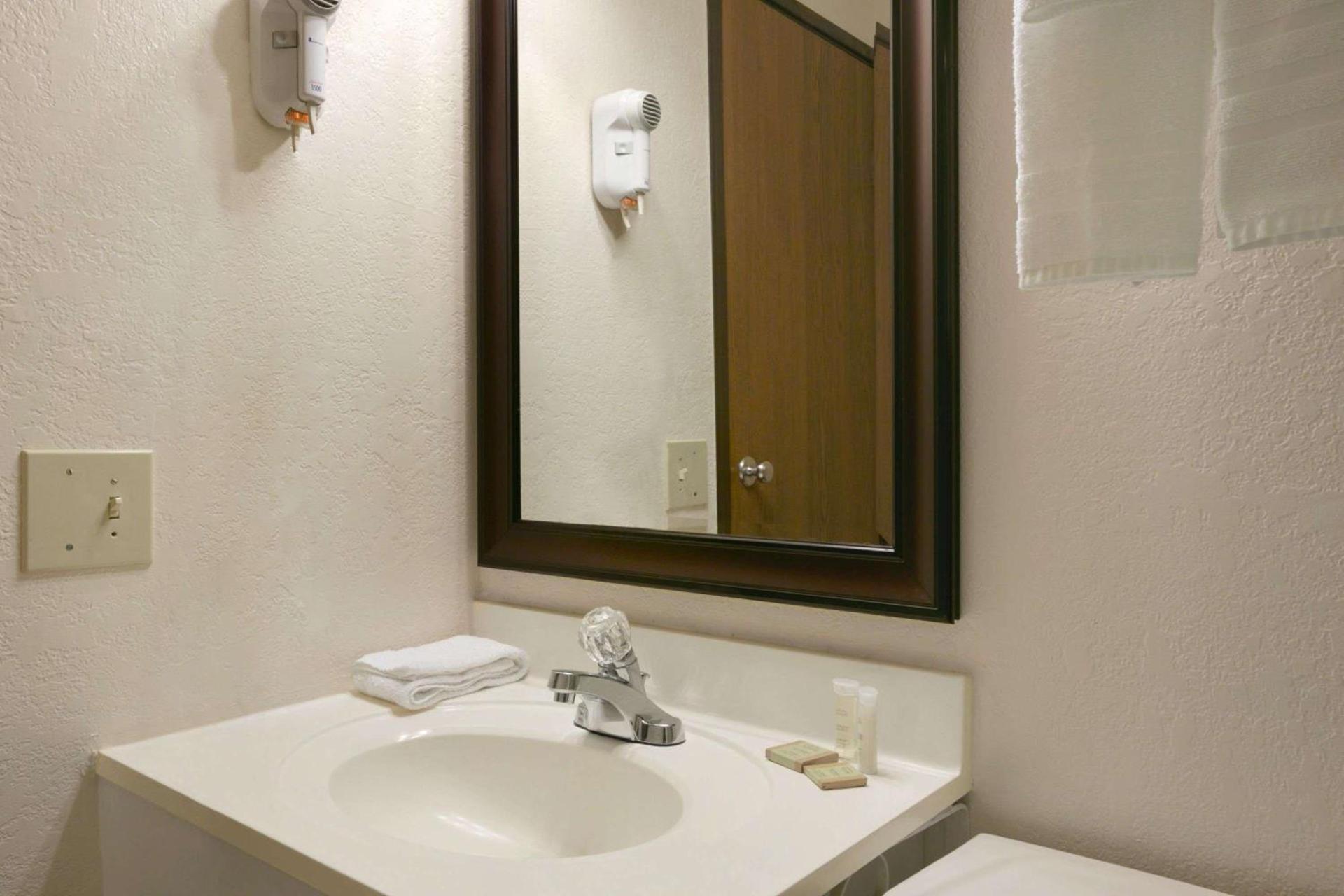 Super 8 by Wyndham Saginaw photo 43
