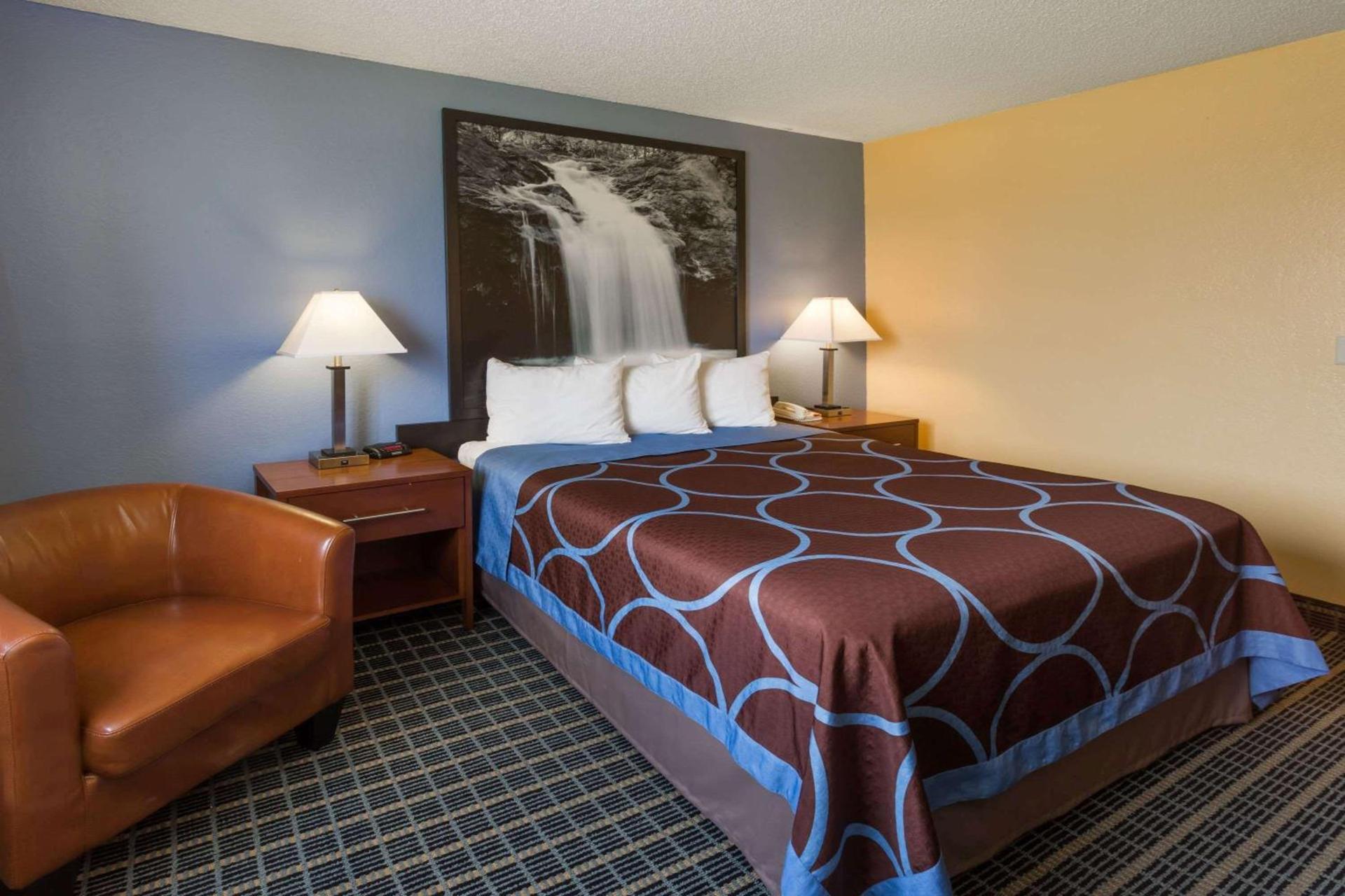 Super 8 by Wyndham Janesville photo 13