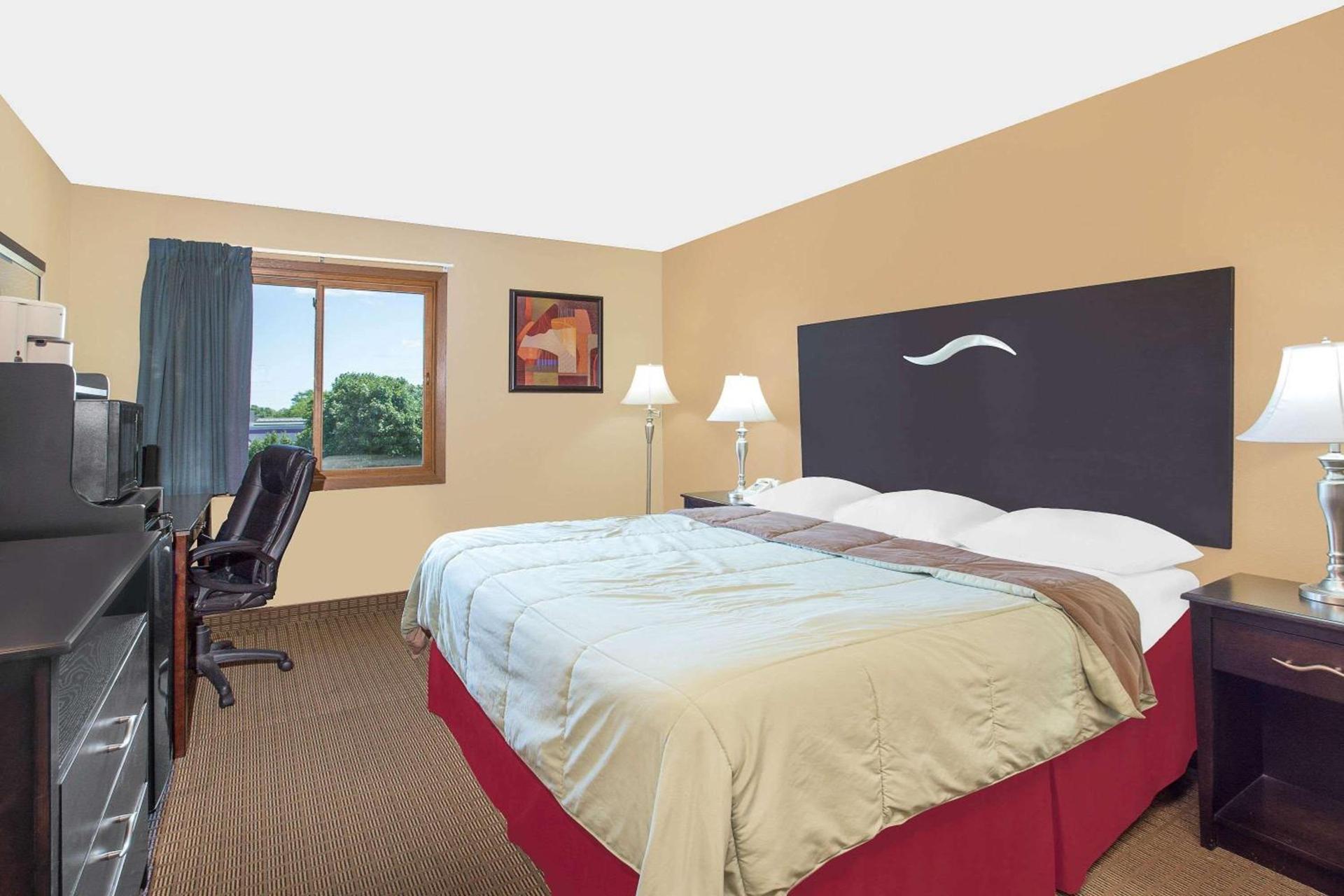 Super 8 by Wyndham Sheboygan WI photo 3