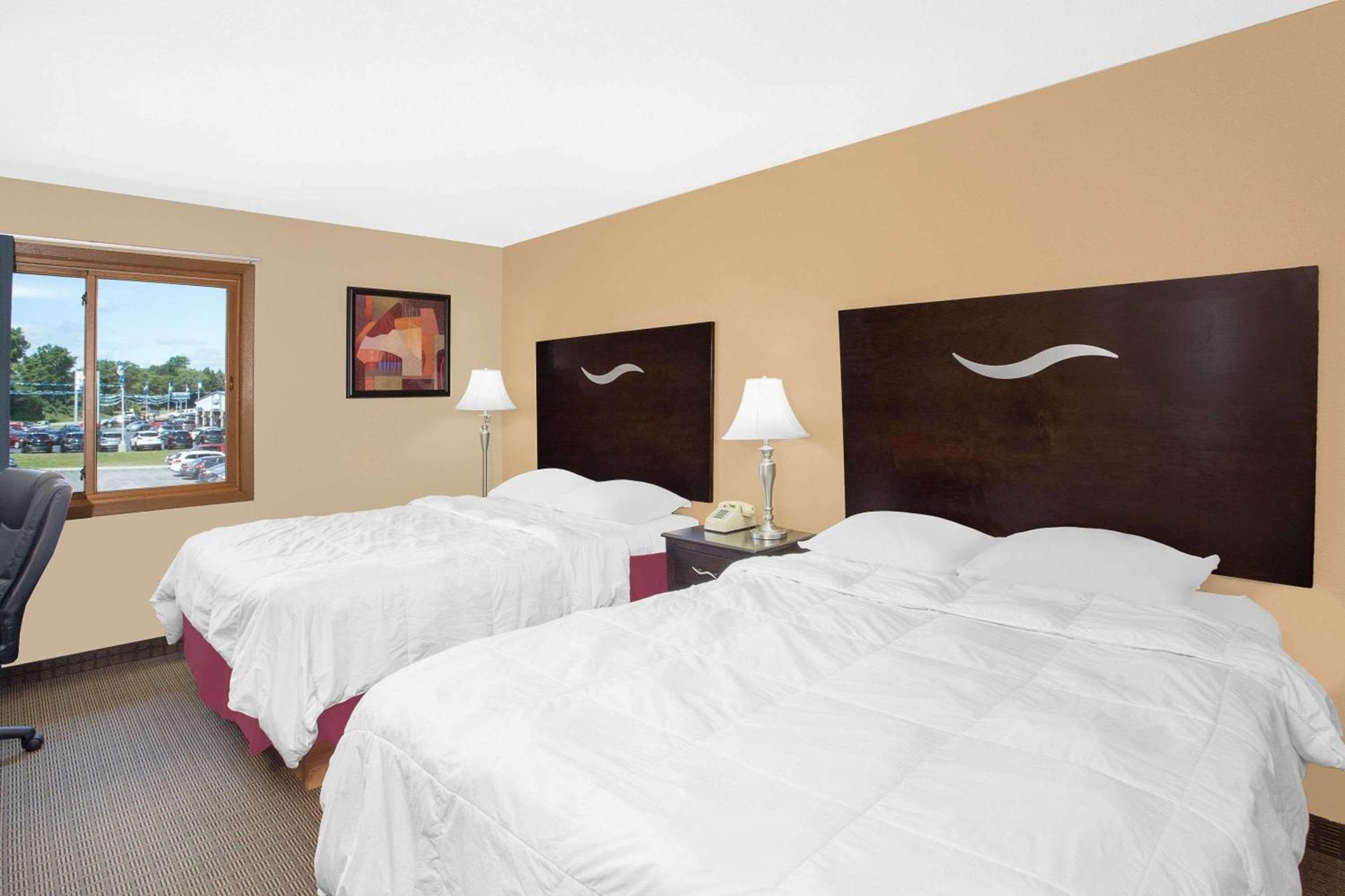 Super 8 by Wyndham Sheboygan WI photo 6