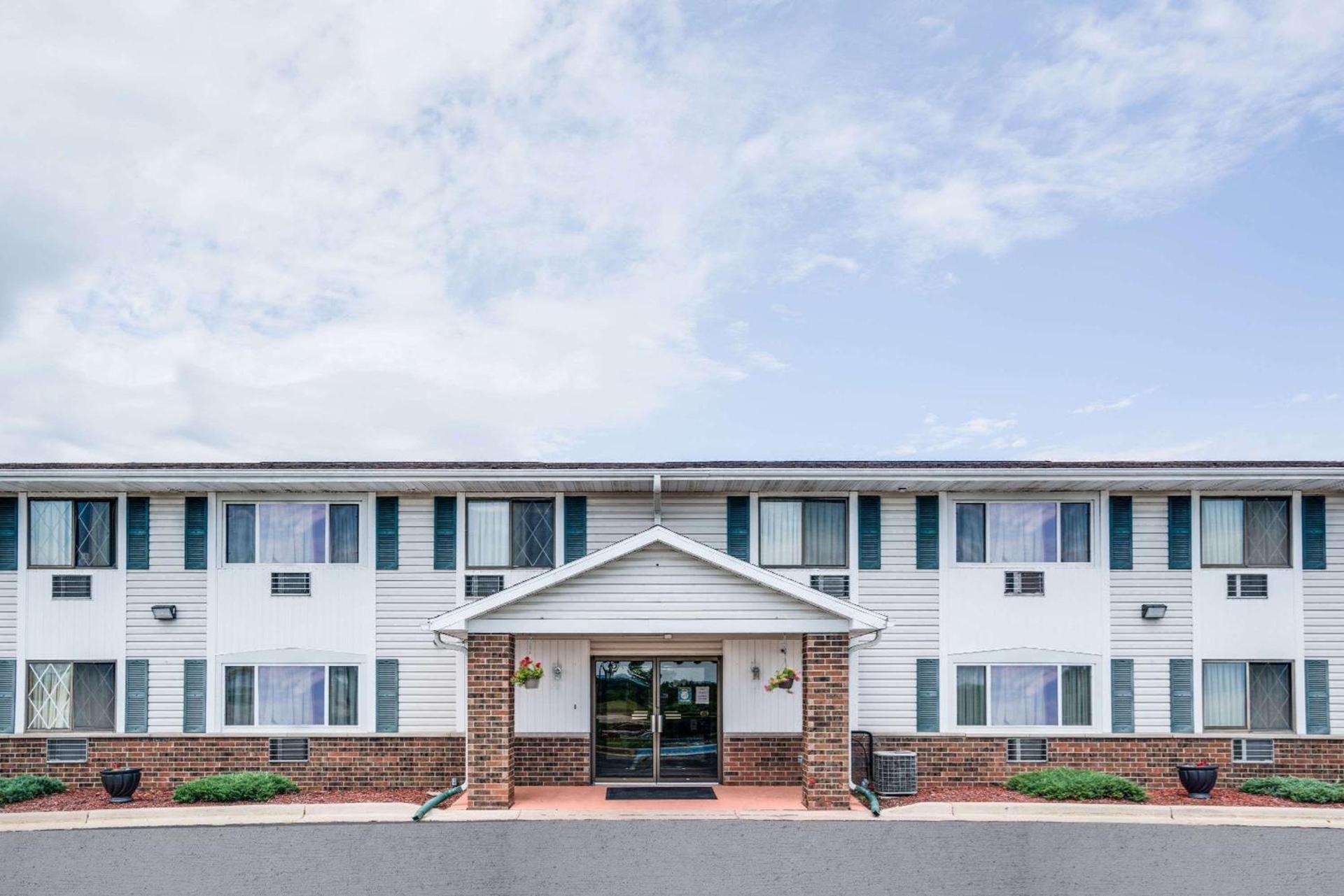 Super 8 by Wyndham Tomah Wisconsin photo 2